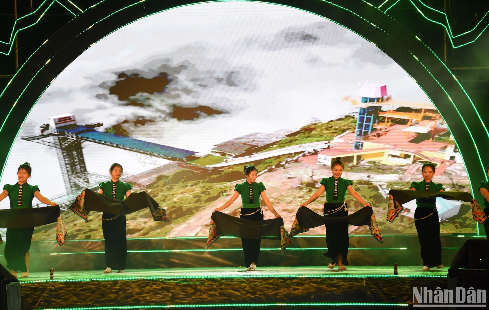 Những đỉnh núi cao hùng vĩ, hiên ngang, vững vàng nơi biên cương của Tổ quốc, che chở cho những sắc hoa ấy được bình yên, lan tỏa, phát triển. (Ảnh: ĐÀO)