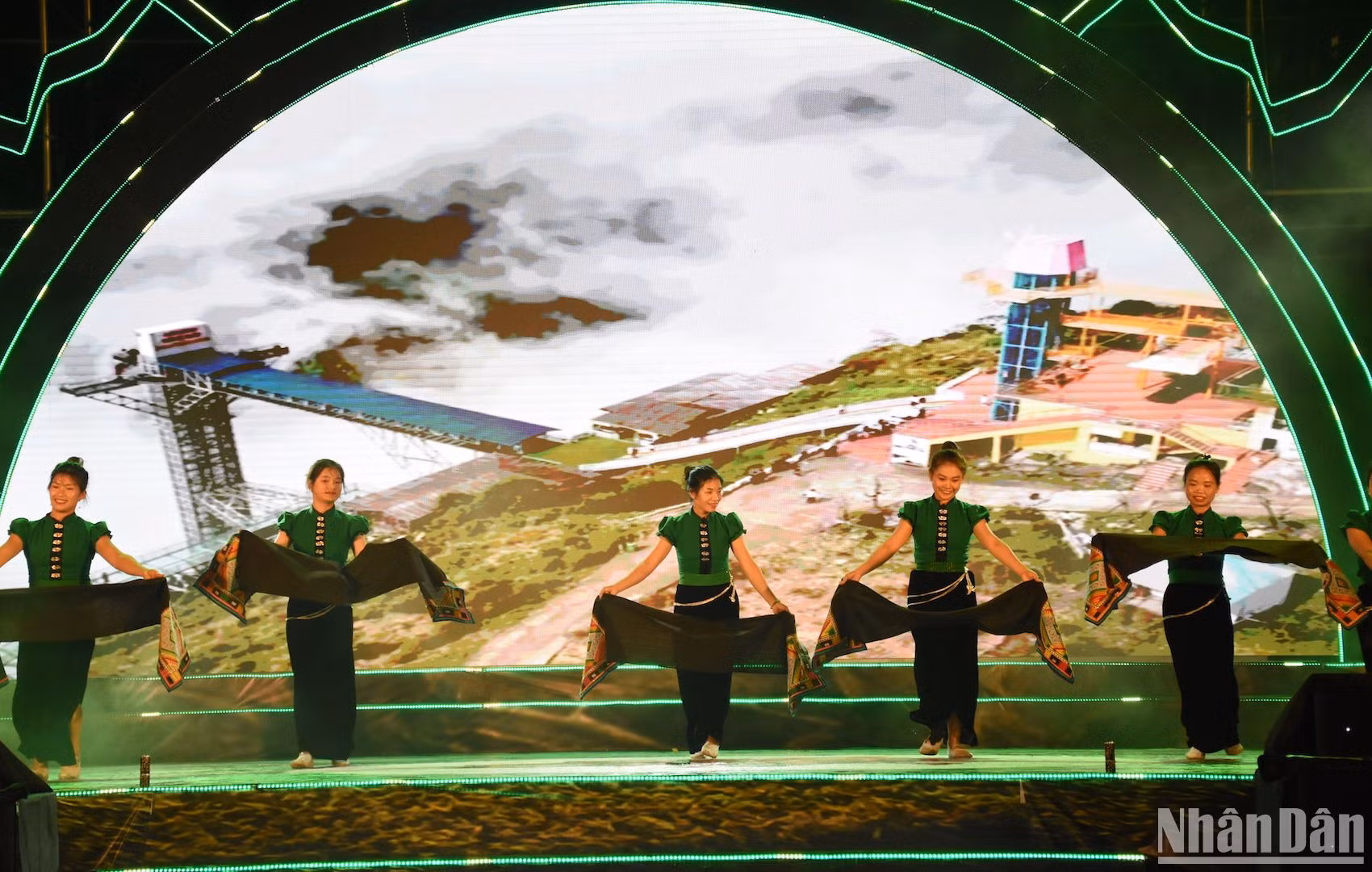 Những đỉnh núi cao hùng vĩ, hiên ngang, vững vàng nơi biên cương của Tổ quốc, che chở cho những sắc hoa ấy được bình yên, lan tỏa, phát triển. (Ảnh: ĐÀO)