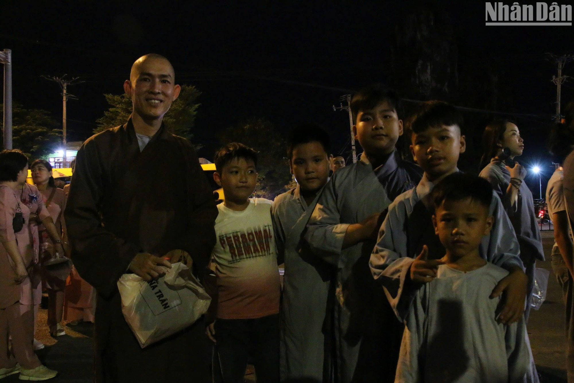 Sự kiện cung rước xá lợi Đức Phật về thành phố Đà Nẵng thu hút hàng nghìn tăng ni, Phật tử và người dân chờ đón được vào chiêm bái. (Ảnh: ANH ĐÀO)