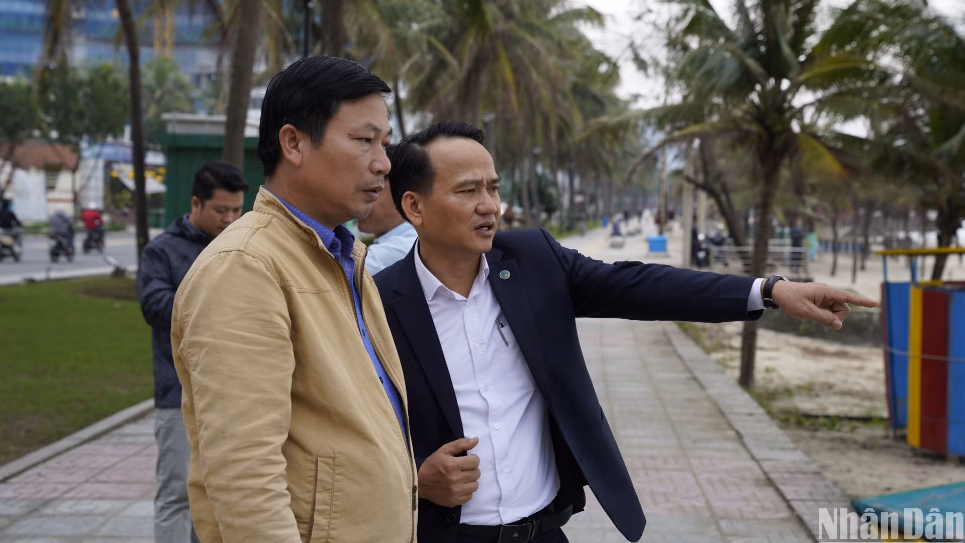 Thị sát tình hình sạt lở tại bãi biển du lịch Mỹ Khê trưa 2/1, Phó Bí thư Thường trực Thành ủy Đà Nẵng Nguyễn Đình Vĩnh yêu cầu các đơn vị chức năng ứng phó khẩn cấp, bảo đảm an toàn tuyệt đối cho các công nhân, phương tiện trực tiếp làm việc tại hiện trường. (Ảnh: ANH ĐÀO)