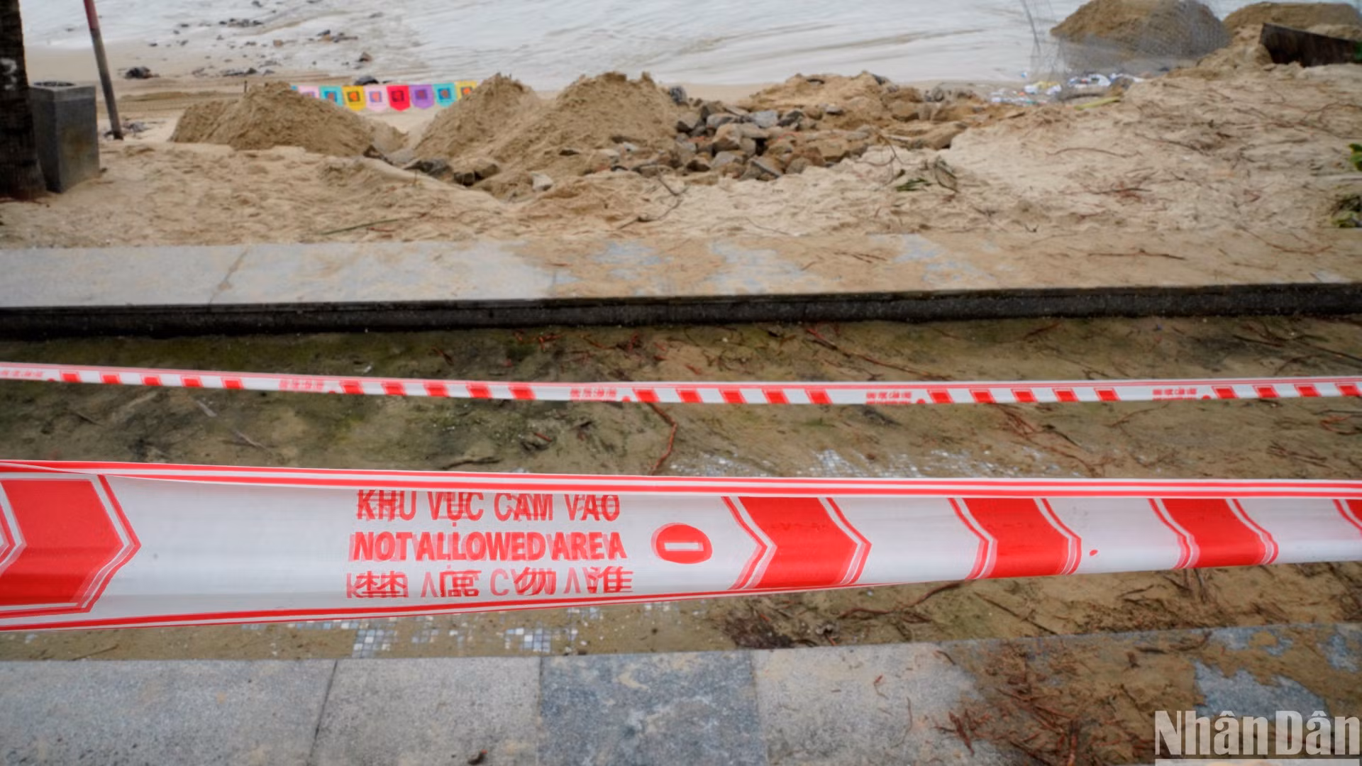 Các đơn vị đang phối hợp theo dõi tình trạng sóng biển xâm thực, sạt lở bờ biển và triển khai xử lý khẩn cấp 3 vị trí bị xói lở sâu với tổng chiều dài khoảng 500m.(Ảnh: ANH ĐÀO)