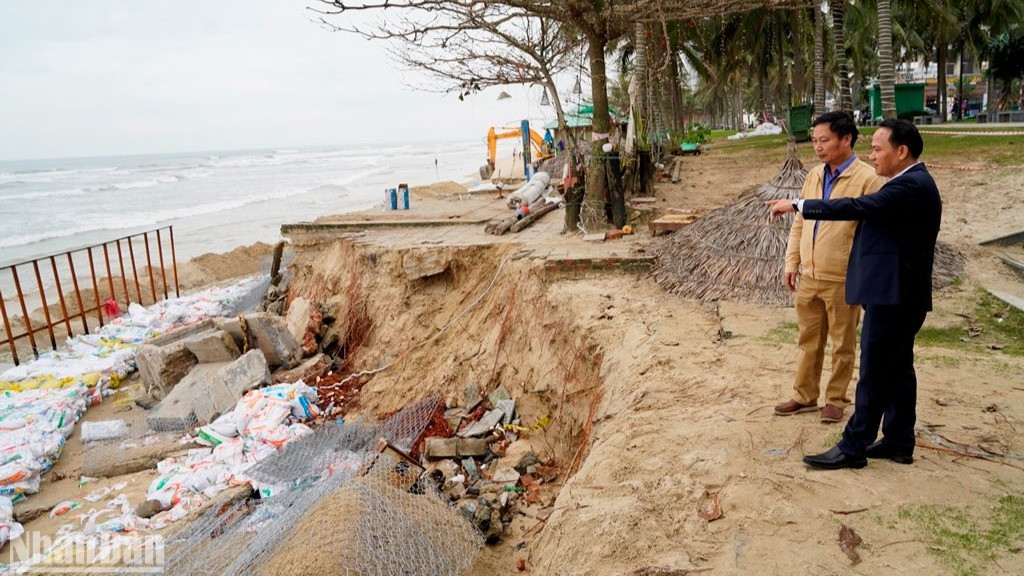 Phó Bí thư Thường trực Thành ủy Đà Nẵng Nguyễn Đình Vĩnh đề nghị các đơn vị liên quan tổ chức triển khai công tác khắc phục sạt lở bãi biển do sóng xâm thực đúng thời gian đề ra, phải bảo đảm an toàn tuyệt đối cho các công nhân đang làm việc tại hiện trường. (Ảnh: ANH ĐÀO) Phó Bí thư Thường trực Thành ủy Đà Nẵng Nguyễn Đình Vĩnh đề nghị các đơn vị liên quan tổ chức triển khai công tác khắc phục sạt lở bãi biển do sóng xâm thực đúng thời gian đề ra, phải bảo đảm an toàn tuyệt đối cho các công nhân đang làm việc tại hiện trường. (Ảnh: ANH ĐÀO)