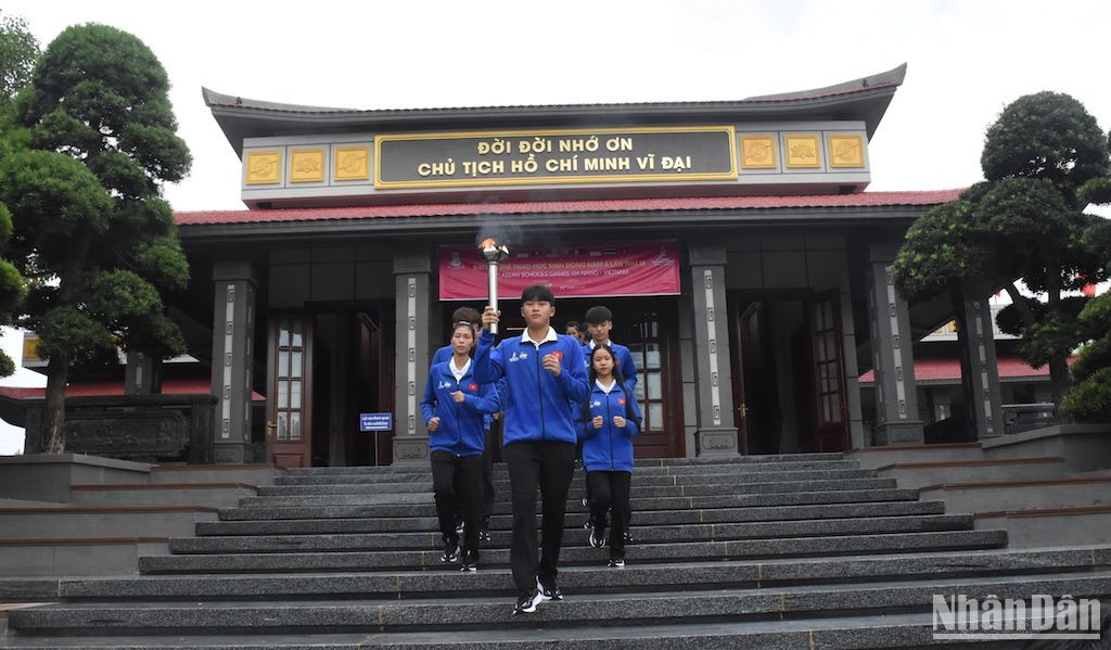 Từ Bảo tàng Hồ Chí Minh, Chi nhánh Quân khu V được các vận động viên tiêu biểu của Đoàn Thể thao Việt Nam trang trọng rước về Cung Thể thao Tiên Sơn. (Ảnh ANH ĐÀO)