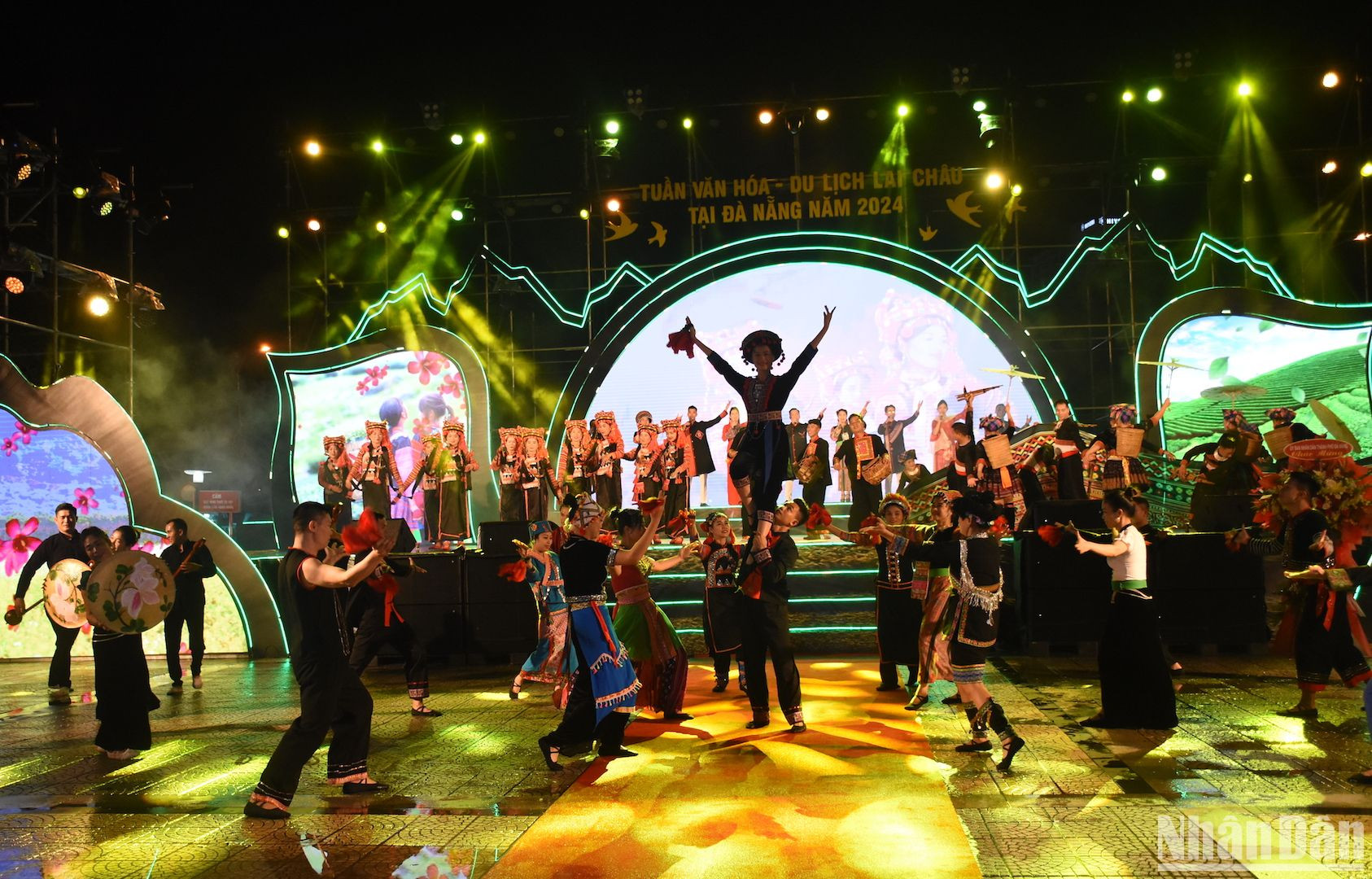 Chương trình nghệ thuật đặc sắc đêm khai mạc mang đến cho người xem nhiều cung bậc cảm xúc về các giá trị văn hóa, con người Lai Châu. (Ảnh: ANH ĐÀO)