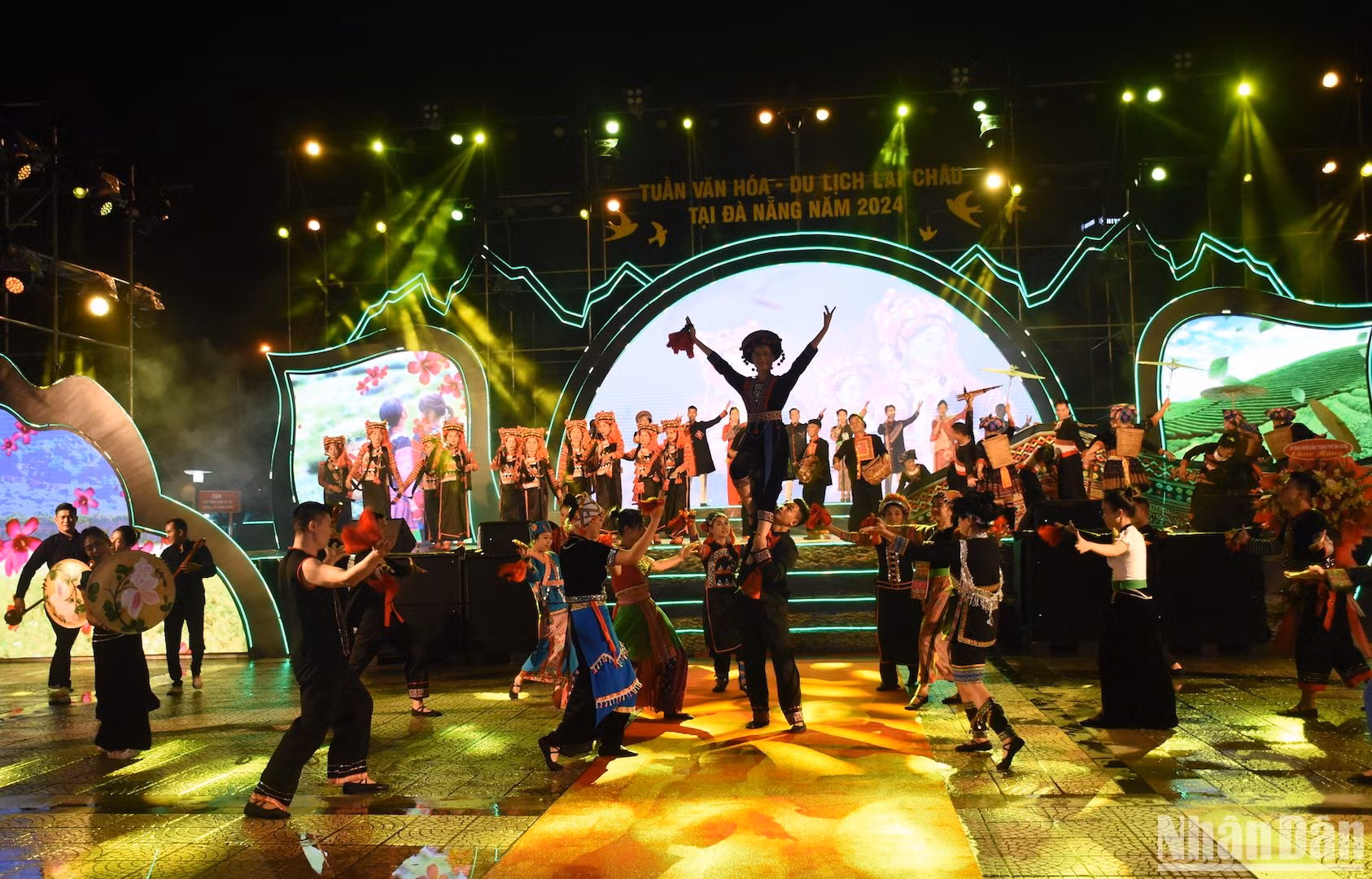 Chương trình nghệ thuật đặc sắc đêm khai mạc mang đến cho người xem nhiều cung bậc cảm xúc về các giá trị văn hóa, con người Lai Châu. (Ảnh: ANH ĐÀO)