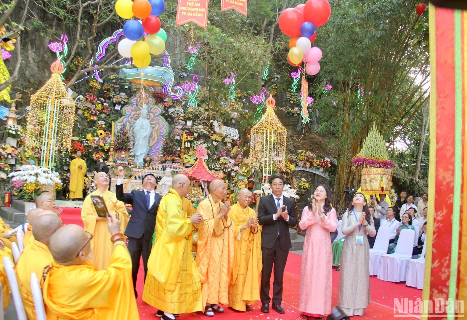 Các đại biểu thực hiện nghi lễ thả bong bóng cầu nguyện hòa bình tại Lễ vía Đức Bồ tát Quán Thế Âm. (Ảnh: ANH ĐÀO)
