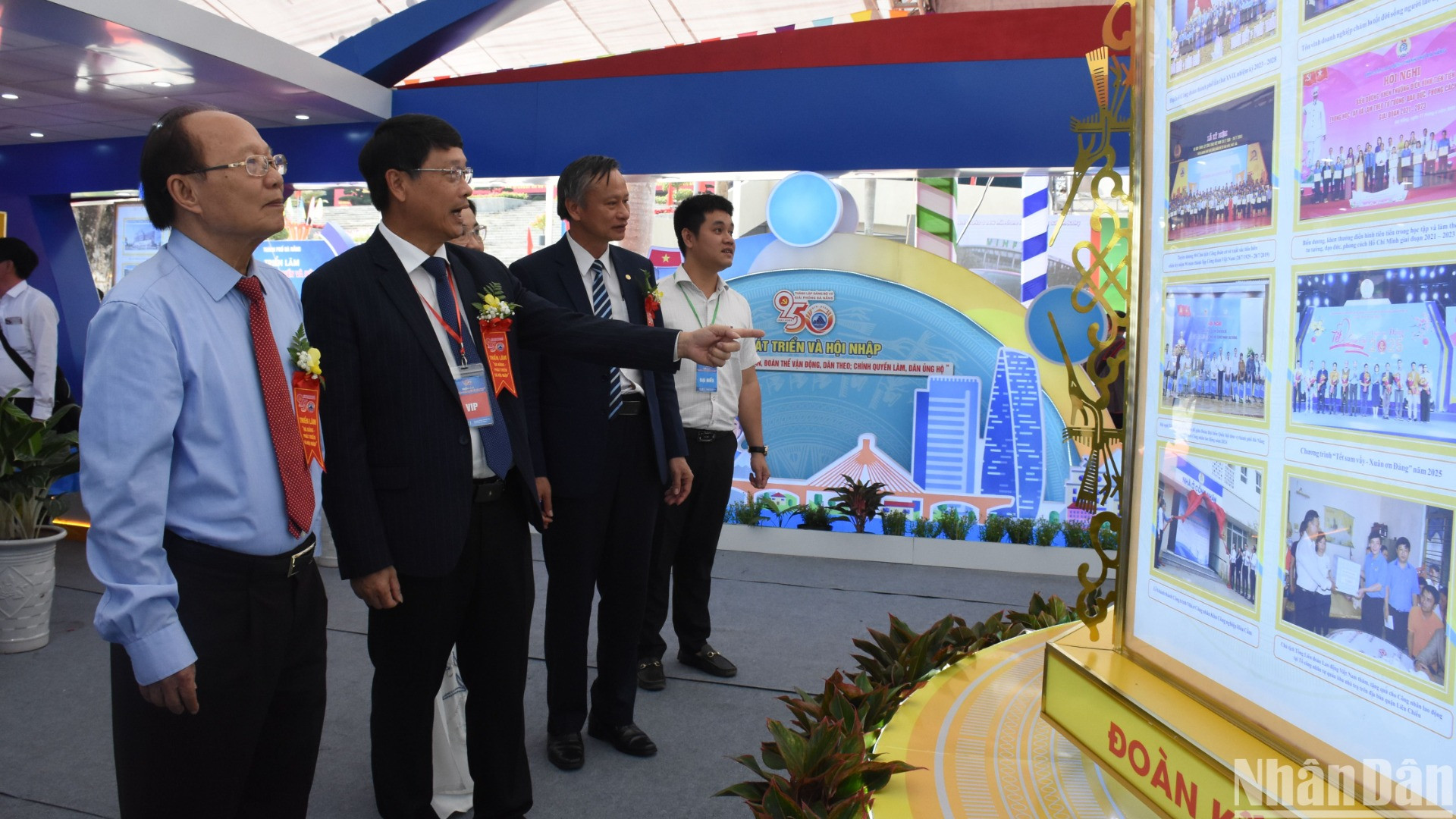 Các đại biểu tham quan khu vực triển lãm xây dựng chính quyền, Mặt trận Tổ quốc và các tổ chức chính trị-xã hội. (Ảnh: ANH ĐÀO)