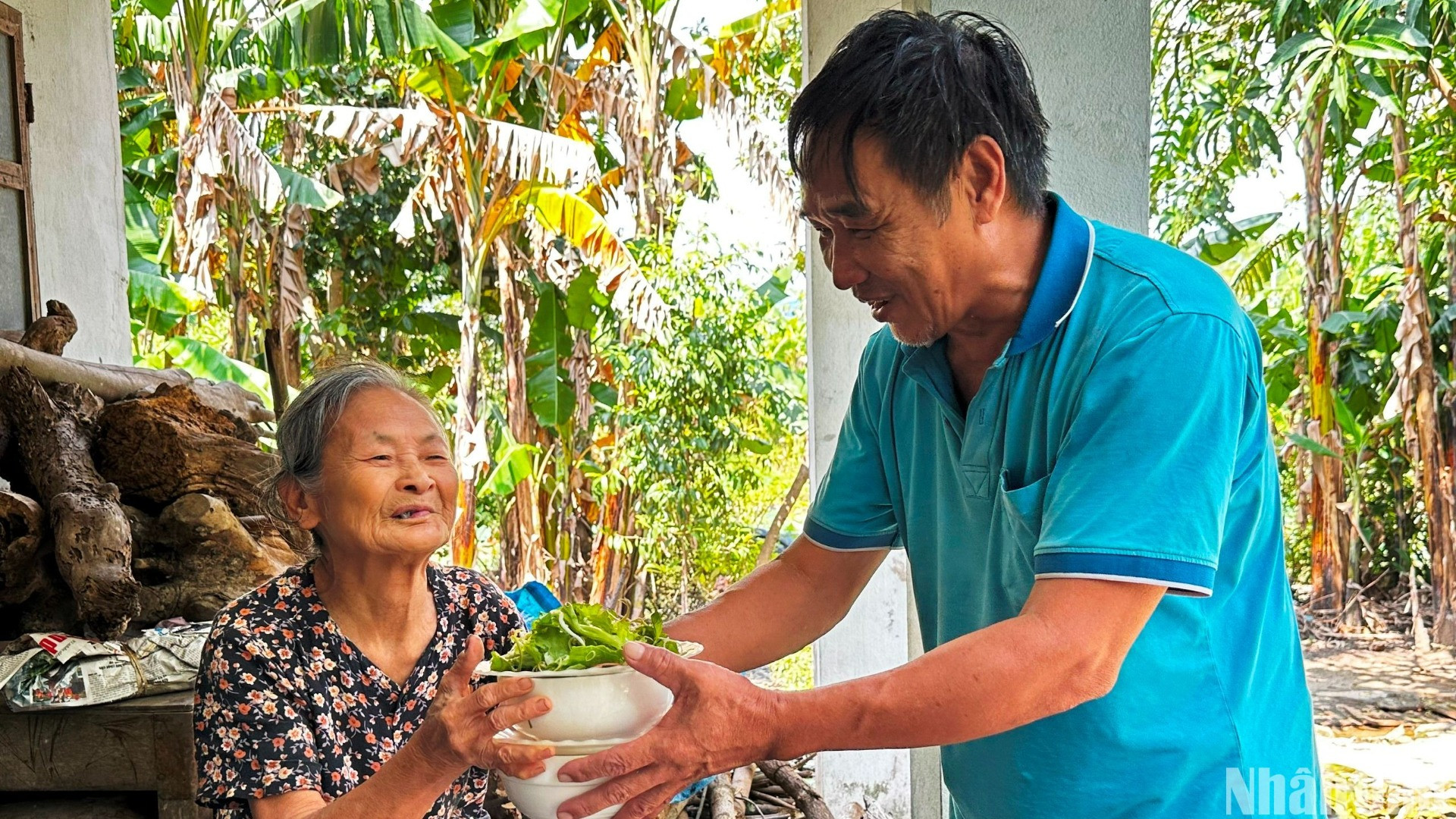 Làng Trung Sơn - nơi thấm đẫm tình làng, nghĩa xóm. Hằng ngày, khi gia đình nấu các món ngon, ông Lê Đức Đề lại bảo vợ chuẩn bị chu đáo, nhiều hơn một chút, để mang sang biếu bà Lê Thị Nhân. Nơi này, lặng yên những nghĩa tình bao bọc, như tình đất, tình người, tình rừng Trung Sơn. (Ảnh: ANH ĐÀO)