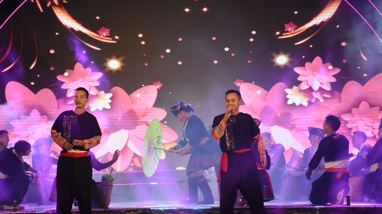 “Hoa Núi” những bông hoa mọc trên đá núi, những con người sống ở dải đất biên cương mang lại cảm xúc và là chủ đề bất tận cho các văn nghệ sĩ, hình tượng ấy đi vào thơ, ca và trở thành biểu tượng cho miền đất con người miền núi nói chung và Lai Châu nói riêng. (Ảnh: ANH ĐÀO)