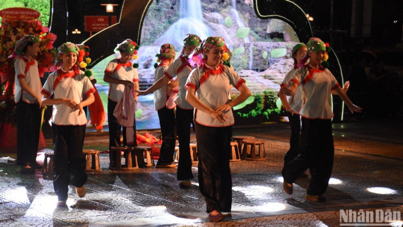 Thông qua ngôn ngữ nghệ thuật “Hoa Núi” sẽ khắc họa sinh động, dẫn dắt người xem hướng đến những sắc màu thổ cẩm của các dân tộc thiểu số ngày ngày thấp thoáng trên núi cao, suối sâu, nương rẫy, chợ phiên, cộng đồng làng, bản... cảm nhận được những sắc màu ấy như những bông hoa di động, xuất hiện ở đâu cũng đẹp, cũng cuốn hút. (Ảnh: ANH ĐÀO)