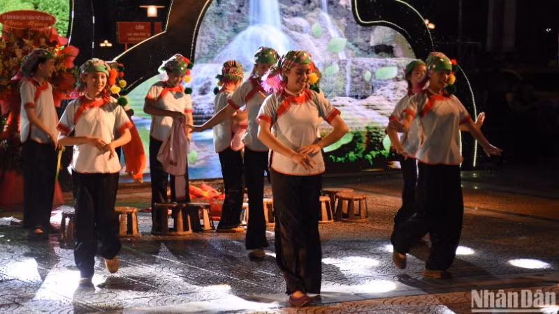 Thông qua ngôn ngữ nghệ thuật “Hoa Núi” sẽ khắc họa sinh động, dẫn dắt người xem hướng đến những sắc màu thổ cẩm của các dân tộc thiểu số ngày ngày thấp thoáng trên núi cao, suối sâu, nương rẫy, chợ phiên, cộng đồng làng, bản... cảm nhận được những sắc màu ấy như những bông hoa di động, xuất hiện ở đâu cũng đẹp, cũng cuốn hút. (Ảnh: ANH ĐÀO)