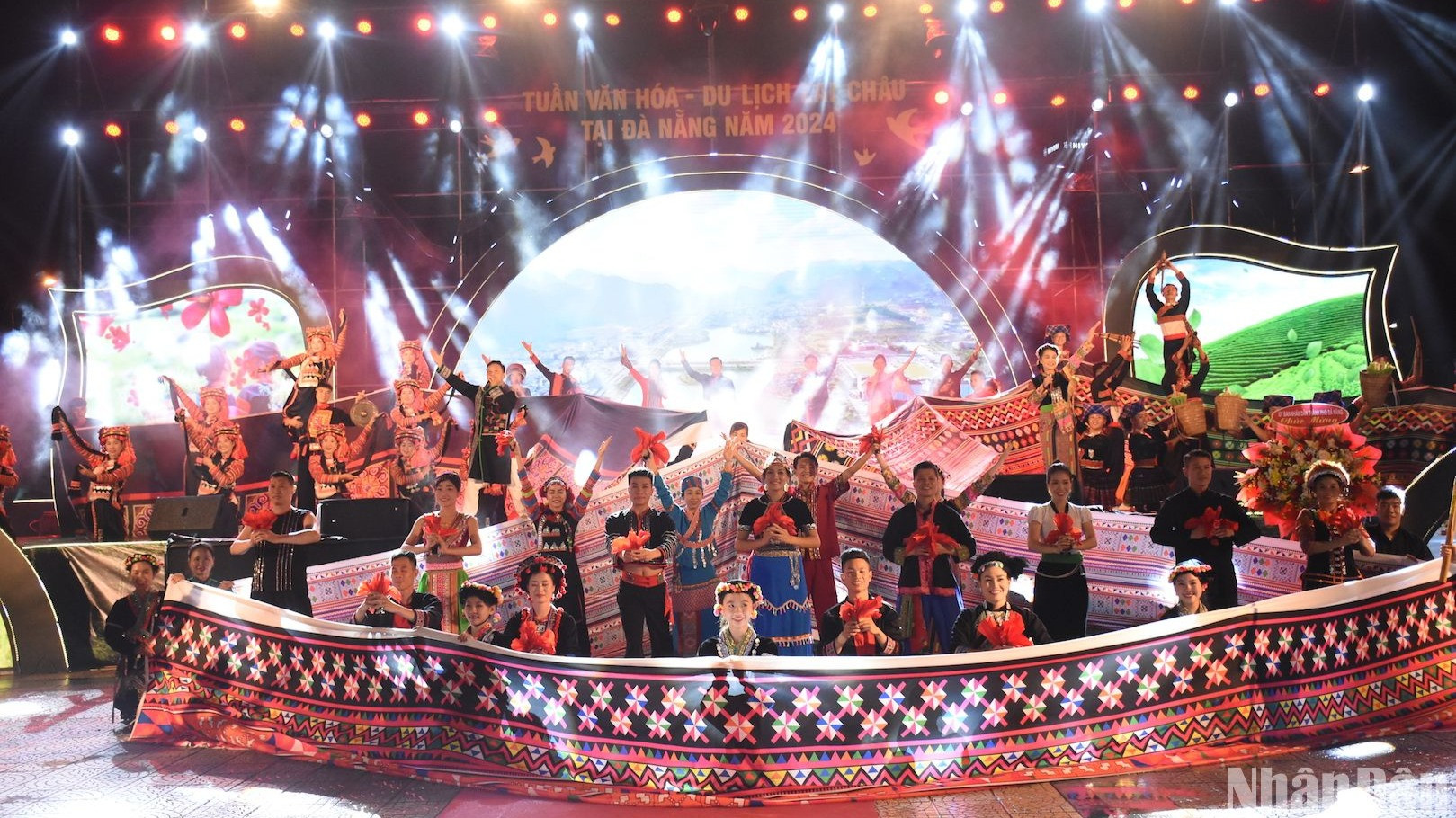 Đặc sắc thổ cẩm Lai Châu hòa quyện cùng tình yêu thương trong từng câu hát đắm say lòng người. (Ảnh: ANH ĐÀO)