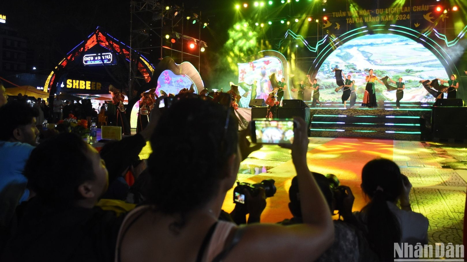 Rất nhiều du khách nước ngoài theo dõi chương trình và ghi lại những hình ảnh đẹp của các diễn viên, nghệ sĩ. (Ảnh: ANH ĐÀO)