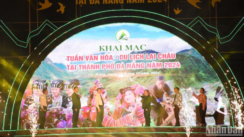 Các đại biểu nhấn nút khai mạc Tuần Văn hóa-Du lịch Lai Châu tại thành phố Đà Nẵng năm 2024. (Ảnh: ANH ĐÀO)