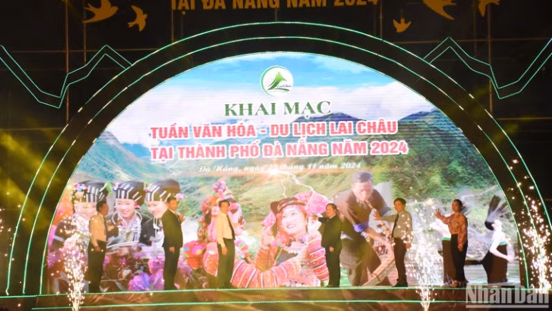 Các đại biểu nhấn nút khai mạc Tuần Văn hóa-Du lịch Lai Châu tại thành phố Đà Nẵng năm 2024. (Ảnh: ANH ĐÀO)