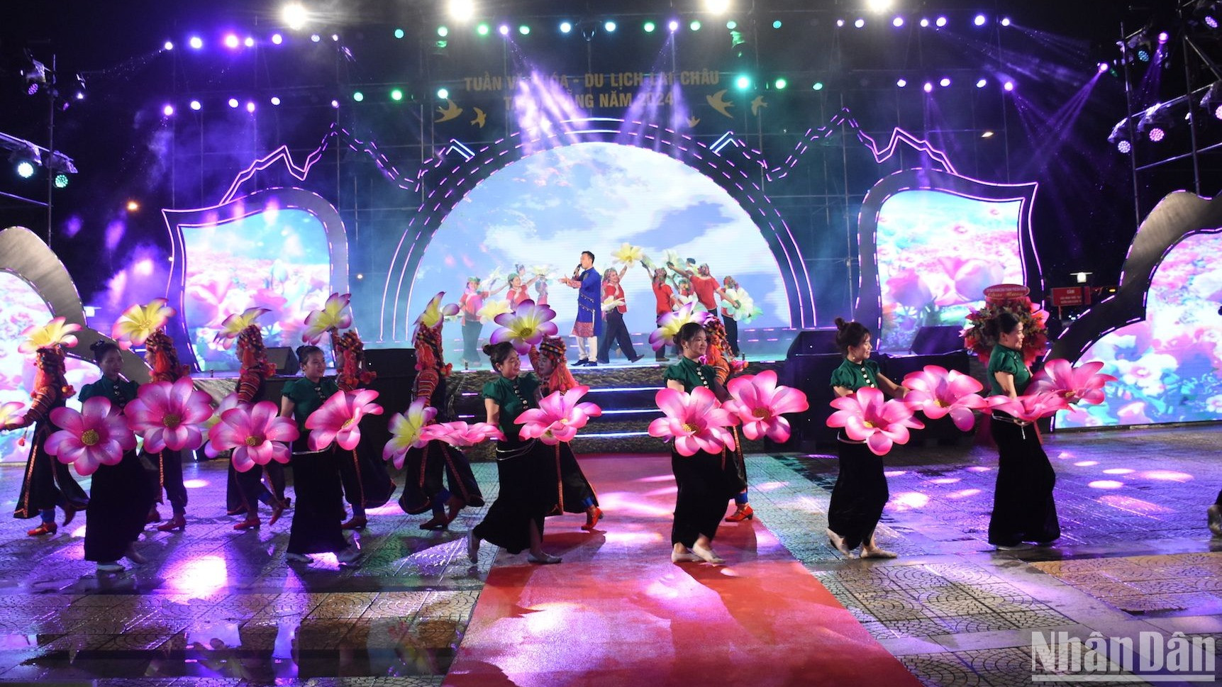 Lai Châu là xứ sở của những loài Hoa Đỗ Quyên, là biểu tượng của sức sống và vẻ đẹp tinh khôi giữa đại ngàn hùng vĩ, nổi bật giữa các loài hoa khác, đang được chăm sóc, bảo vệ, có sức hút mạnh mẽ đối với những người yêu hoa, yêu núi, yêu rừng. (Ảnh: ANH ĐÀO)