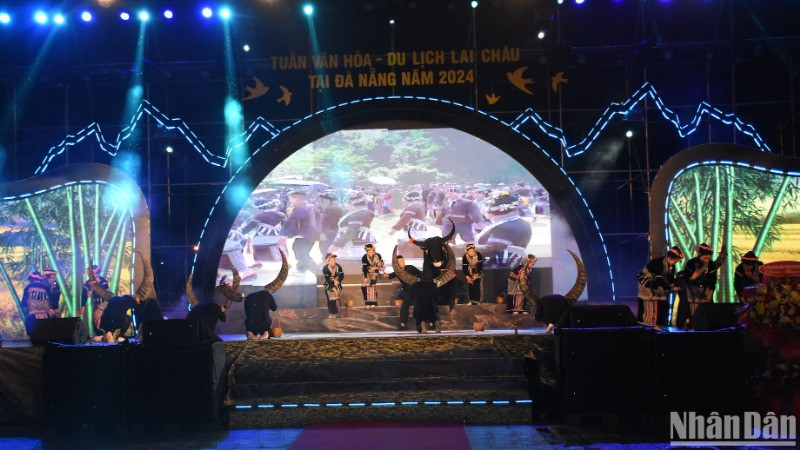 Mỗi dân tộc đều có những nét văn hóa truyền thống đặc sắc, hòa quyện trong chương trình nghệ thuật Hoa núi. (Ảnh: ANH ĐÀO)