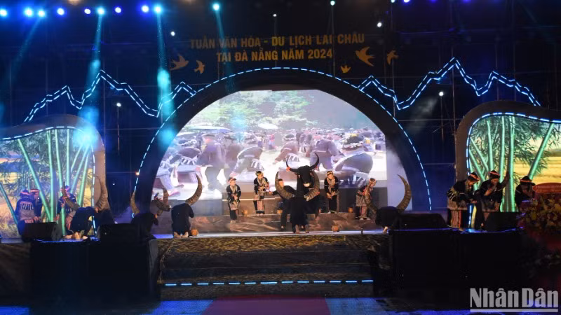 Mỗi dân tộc đều có những nét văn hóa truyền thống đặc sắc, hòa quyện trong chương trình nghệ thuật Hoa núi. (Ảnh: ANH ĐÀO)