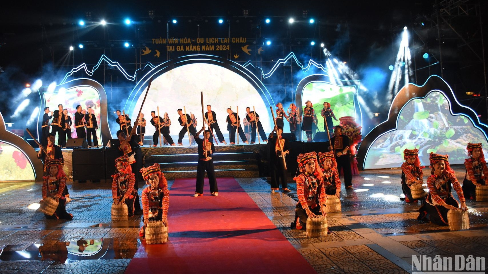 Chương trình nghệ thuật khai mạc gồm: Màn khai từ ca khúc: Mùa hội Lai Châu và 3 chương: Chương I: Núi thiêng; Chương II: Tình đất - Tình người; Chương III: Lai Châu điểm hẹn non cao. (Ảnh: ANH ĐÀO)