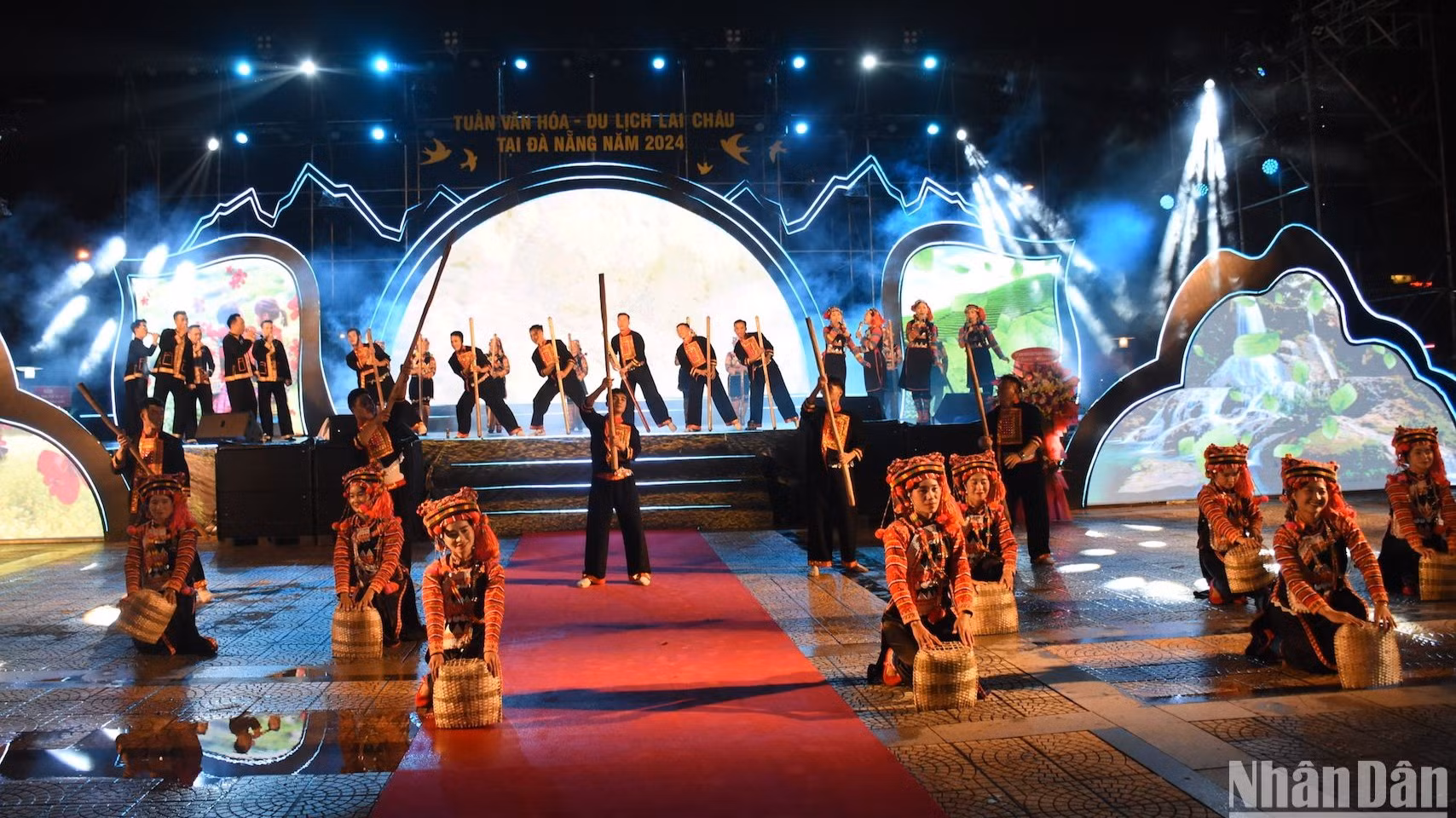 Chương trình nghệ thuật khai mạc gồm: Màn khai từ ca khúc: Mùa hội Lai Châu và 3 chương: Chương I: Núi thiêng; Chương II: Tình đất - Tình người; Chương III: Lai Châu điểm hẹn non cao. (Ảnh: ANH ĐÀO)