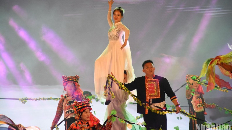 Mỗi nghệ sĩ như một đại sứ văn hóa, du lịch của mảnh đất Lai Châu-nơi địa đầu Tổ quốc. (Ảnh: ANH ĐÀO)