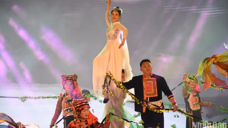 Mỗi nghệ sĩ như một đại sứ văn hóa, du lịch của mảnh đất Lai Châu-nơi địa đầu Tổ quốc. (Ảnh: ANH ĐÀO)