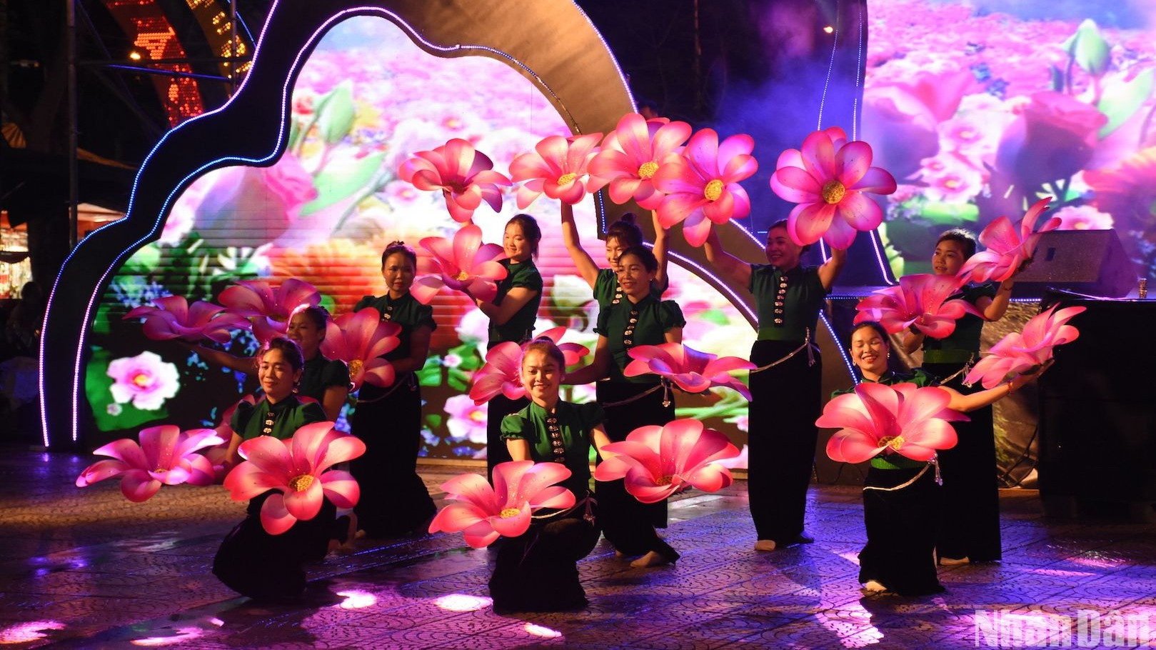 “Hoa” ở đây còn được ví như những con người vùng cao (Lai Châu) chân chất trong sắc màu thổ cẩm, ngày ngày gắn bó với núi với rừng; có sức sống mãnh liệt vươn lên trong công cuộc gìn giữ, xây dựng quê hương ngày càng giàu đẹp, văn minh. Họ khác nào những bông hoa tươi thắm trên miền đất non xanh nước biếc. (Ảnh: ANH ĐÀO)