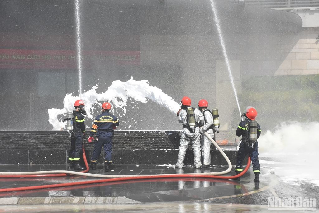 Vụ cháy được khống chế sau gần 1 tiếng đồng hồ. (Ảnh: ANH ĐÀO)