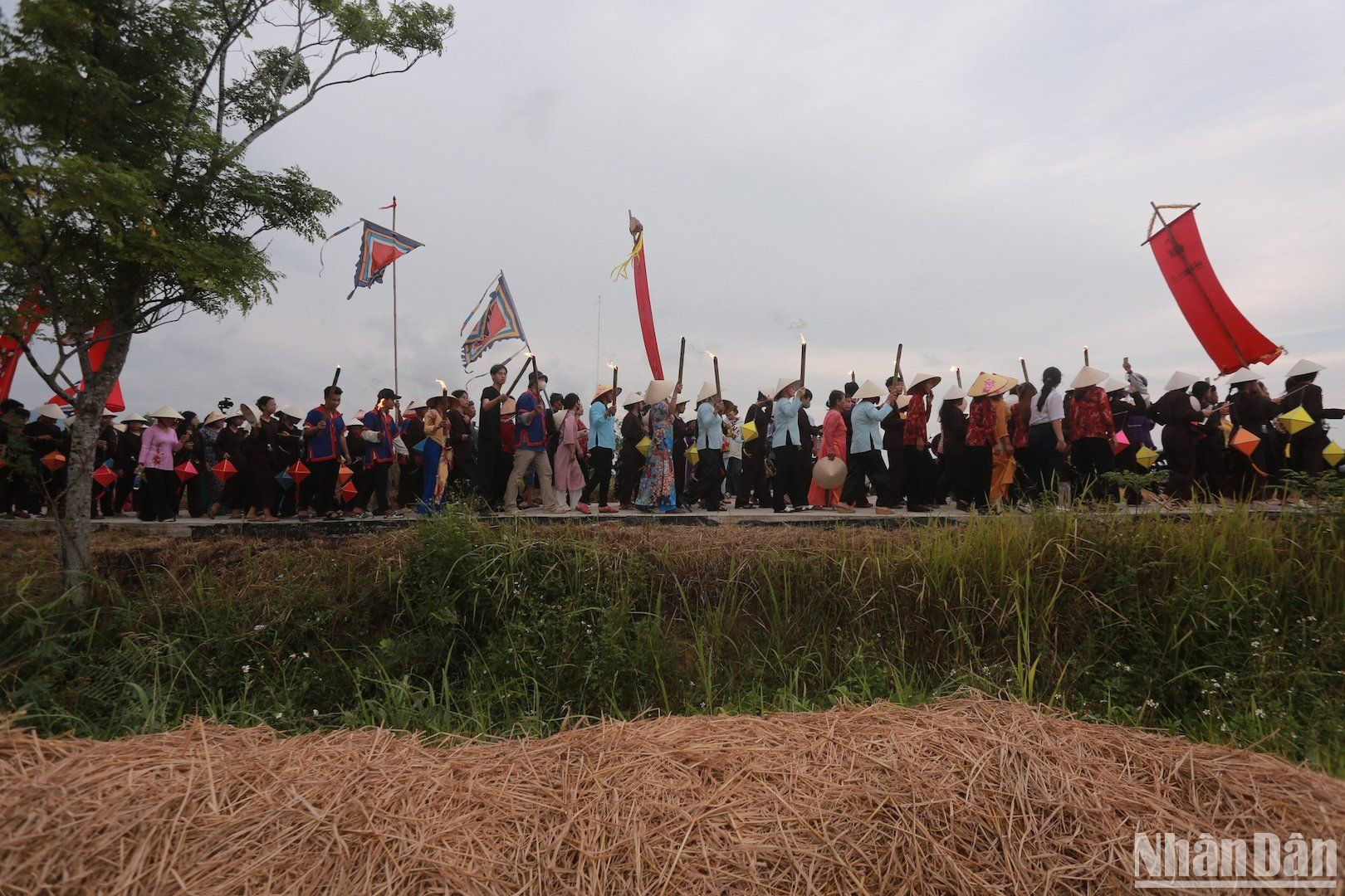 Ngay sau lễ cúng thần nông, dân làng đốt đuốc và đoàn rước mục đồng tiếp tục di chuyển trở về đình Thần nông. (Ảnh: ANH ĐÀO) Ngay sau lễ cúng thần nông, dân làng đốt đuốc và đoàn rước mục đồng tiếp tục di chuyển trở về đình Thần nông. (Ảnh: ANH ĐÀO)