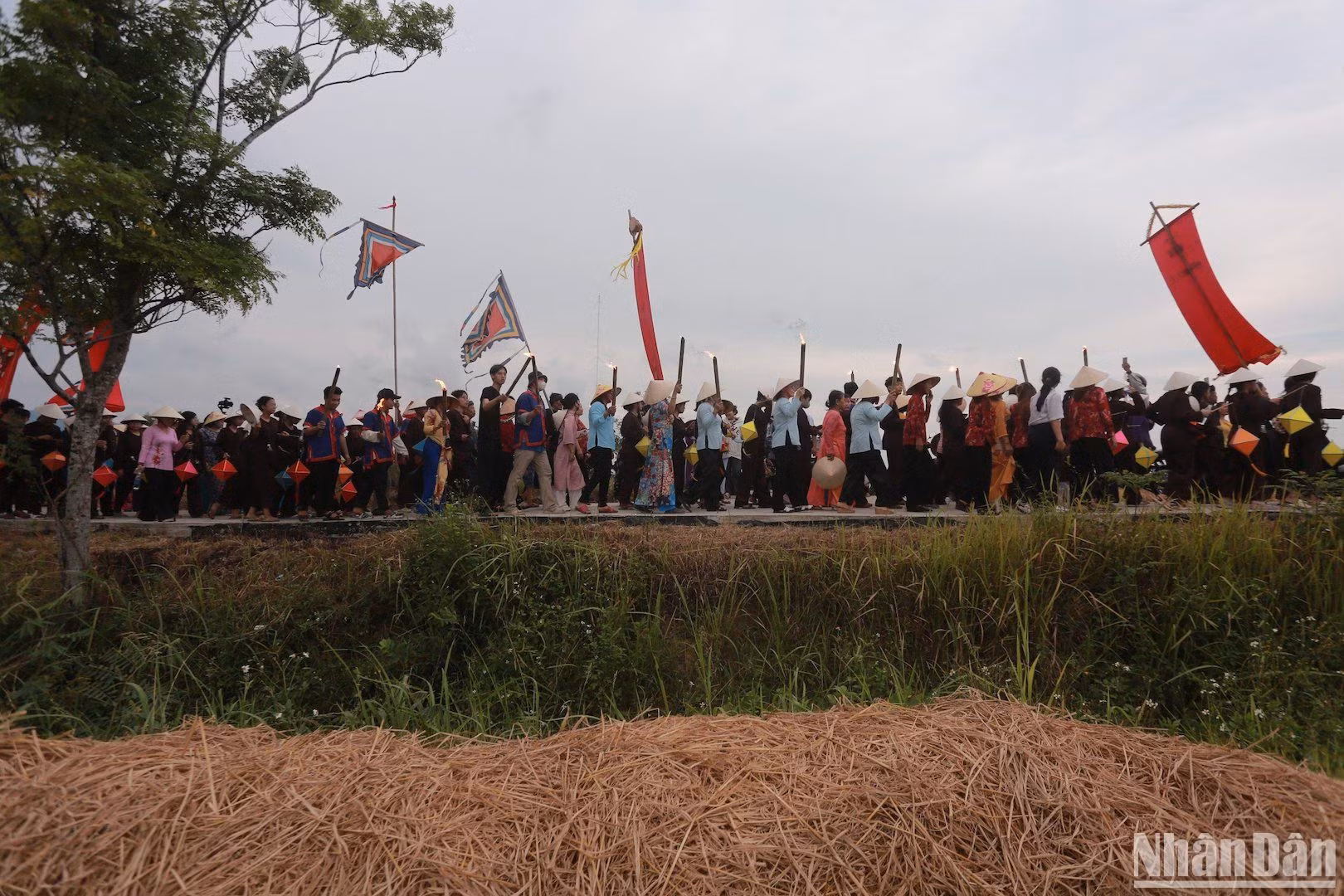 Ngay sau lễ cúng thần nông, dân làng đốt đuốc và đoàn rước mục đồng tiếp tục di chuyển trở về đình Thần nông. (Ảnh: ANH ĐÀO)