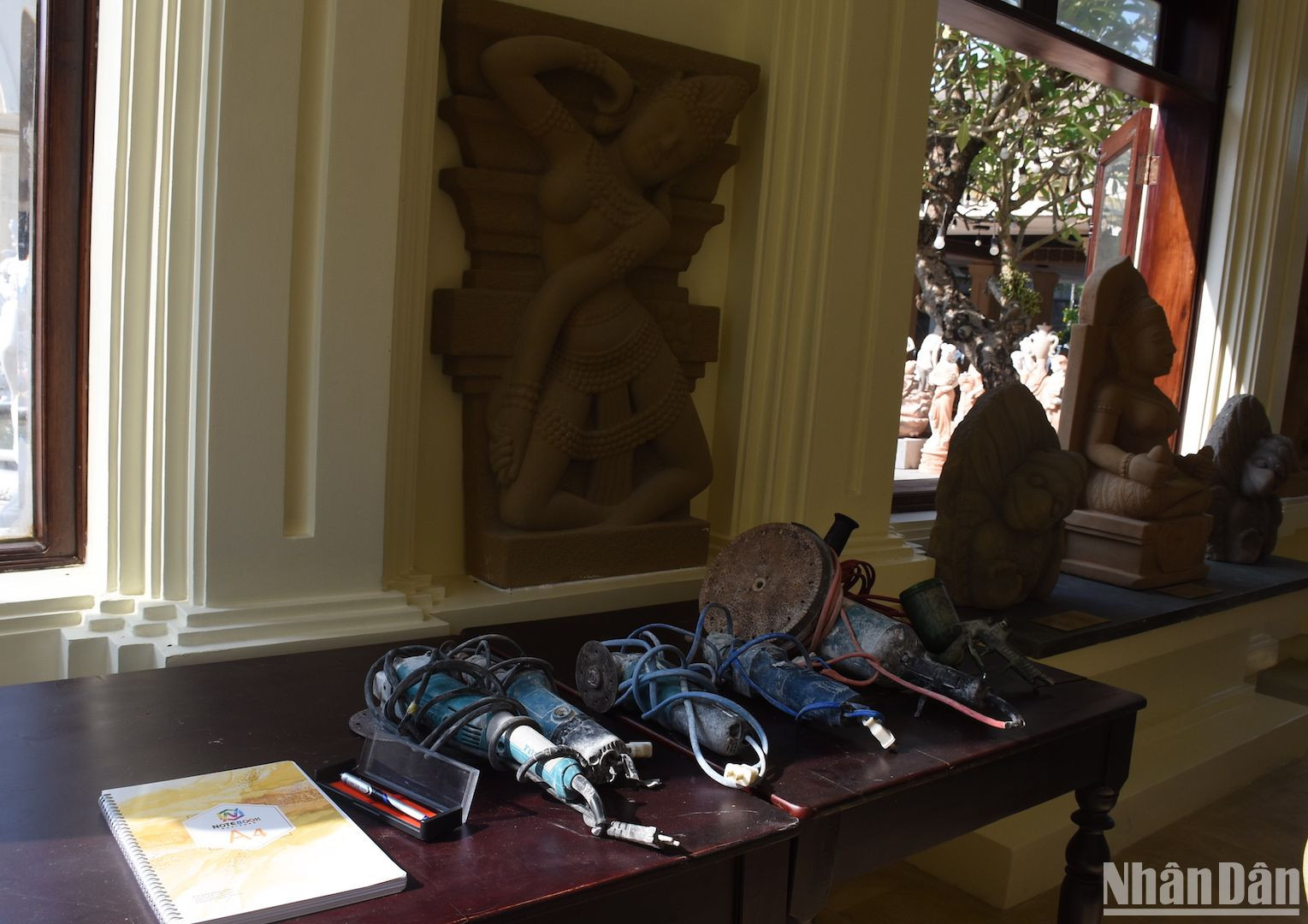 Các dụng cụ chế tác đá hiện nay.