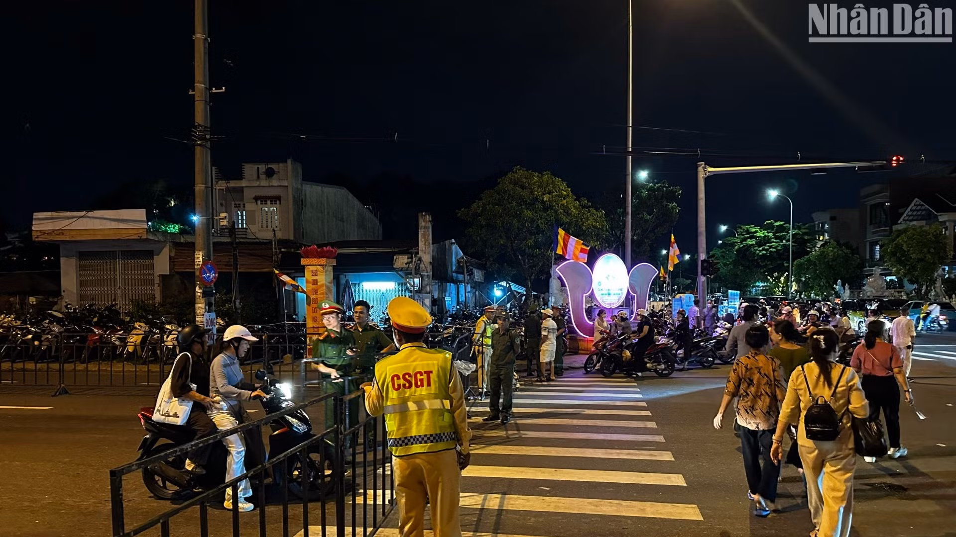 Lực lượng chức năng chốt chặn, hướng dẫn, phân luồng giao thông trước khu vực vào chùa Quán Thế Âm. (Ảnh: ANH ĐÀO)