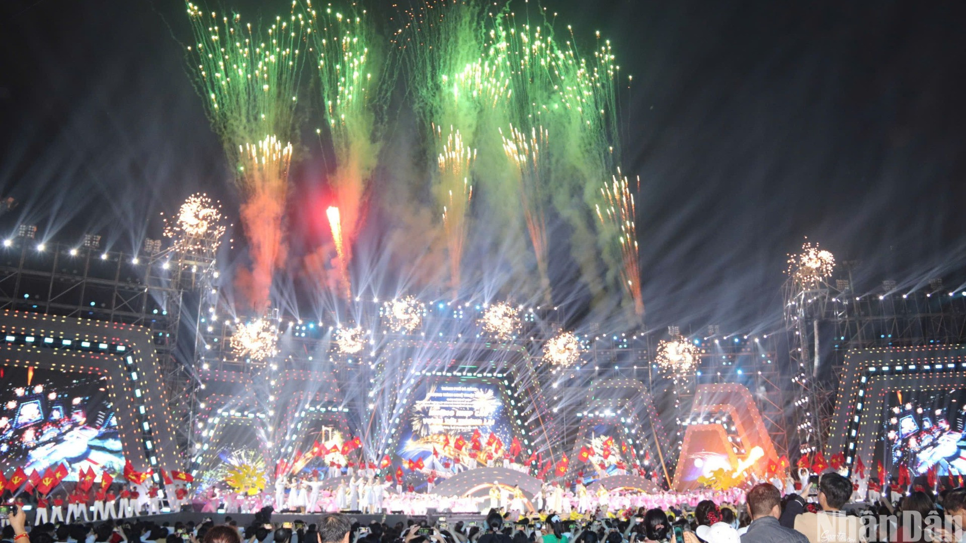 Ngay sau chương trình nghệ thuật đặc biệt này, hàng ngàn người dân thành phố đã cùng đếm ngược để xem màn trình diễn pháo hoa nghệ thuật nhân kỷ niệm 50 năm Ngày giải phóng thành phố Đà Nẵng. (Ảnh: ANH ĐÀO)