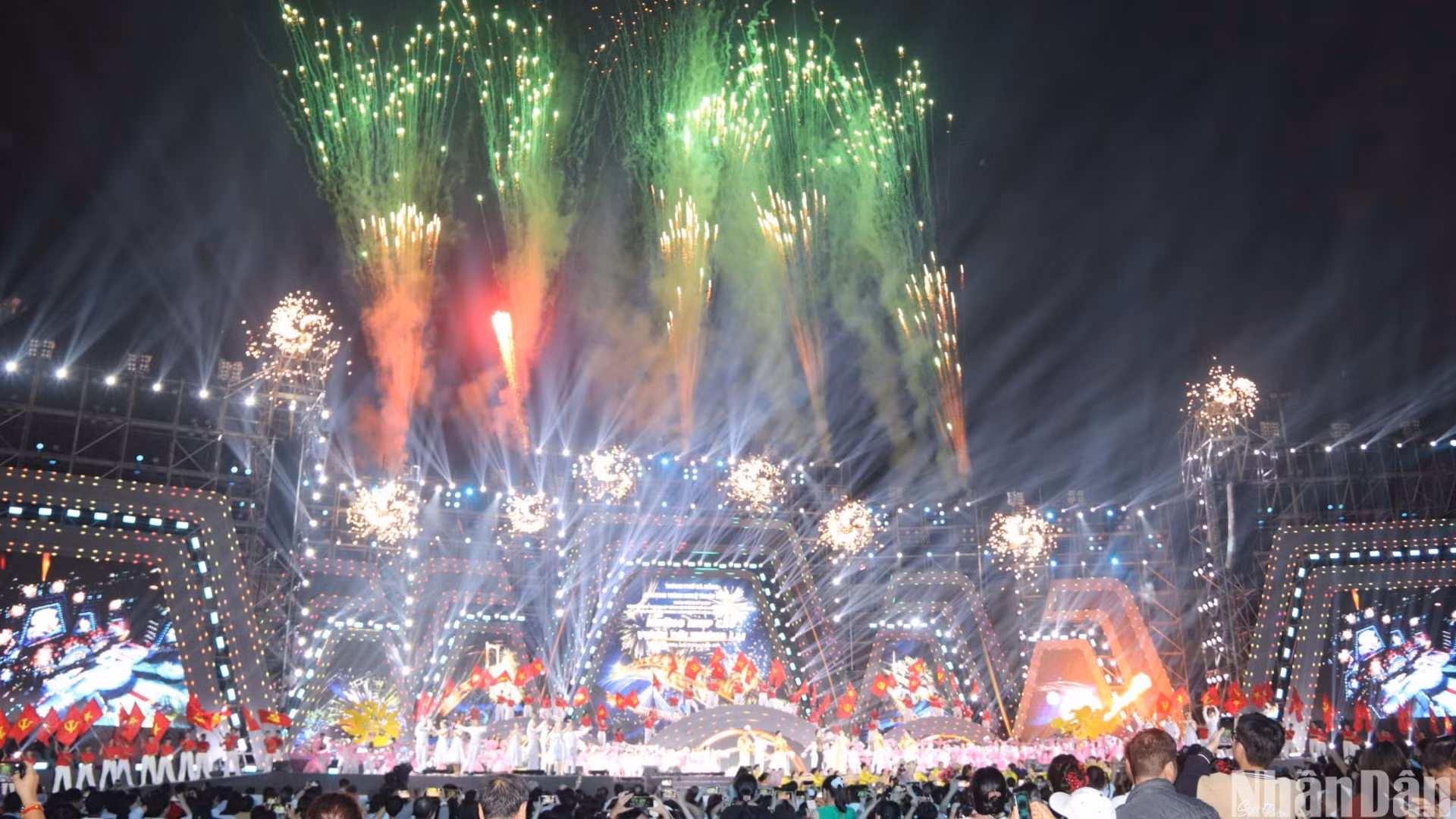 Ngay sau chương trình nghệ thuật đặc biệt này, hàng ngàn người dân thành phố đã cùng đếm ngược để xem màn trình diễn pháo hoa nghệ thuật nhân kỷ niệm 50 năm Ngày giải phóng thành phố Đà Nẵng. (Ảnh: ANH ĐÀO)