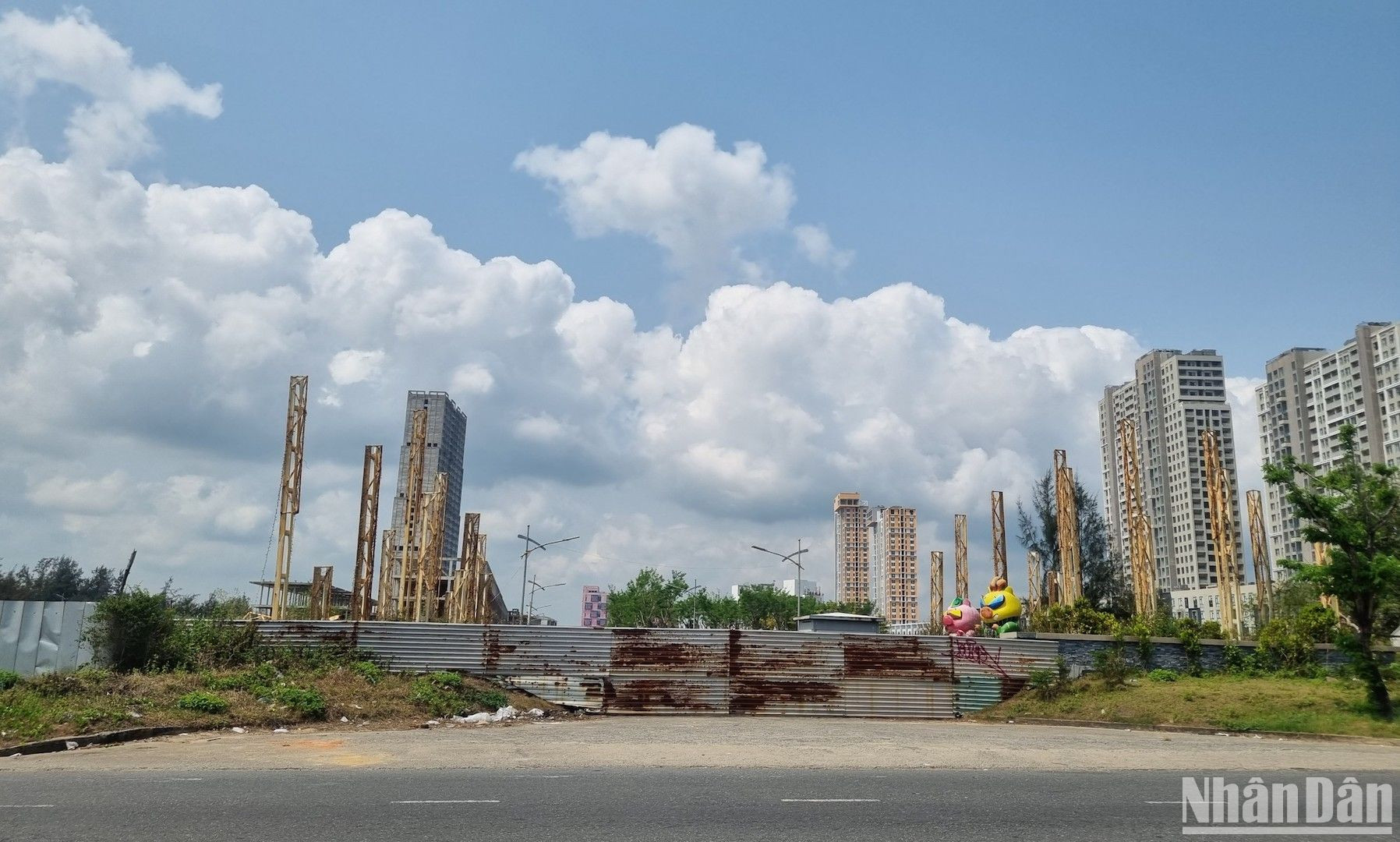 Dự án Tổ hợp du lịch và giải trí Cocobay được Tập đoàn Empire chính thức khởi công vào ngày 5/6/2016 tại đường Trường Sa, phường Hòa Hải, quận Ngũ Hành Sơn, thành phố Đà Nẵng, trên diện tích khoảng 31ha với với tổng vốn đầu tư 11.000 tỷ đồng. Dự án được giới thiệu là tổ hợp du lịch và giải trí với nhiều hạng mục như sân khấu biểu diễn trong nhà, sân khấu biểu diễn ngoài trời, quảng trường du lịch, tuyến phố đi bộ cùng hệ thống lưu trú condotel và khách sạn Boutique. (Ảnh hiện trạng chụp ngày 19/3)