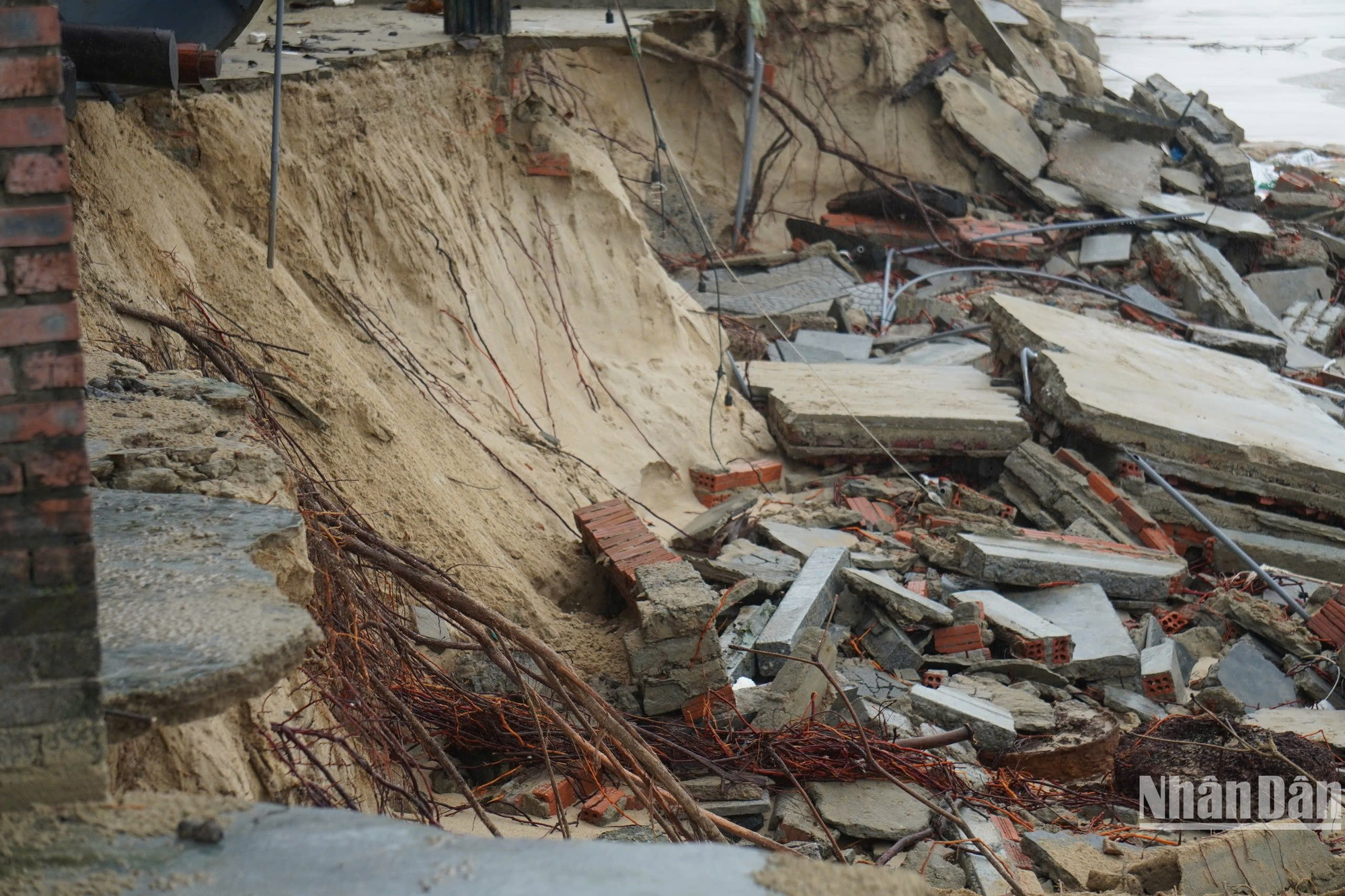 Các bãi biển du lịch Đà Nẵng cho biết, khu vực bãi biển Mỹ Khê bị sóng biển xâm lấn hơn 100m, ăn sâu vào bờ biển từ 15 m-20m, gây bong tróc toàn bộ phần gạch, xi-măng, sắt. (Ảnh: ANH ĐÀO)