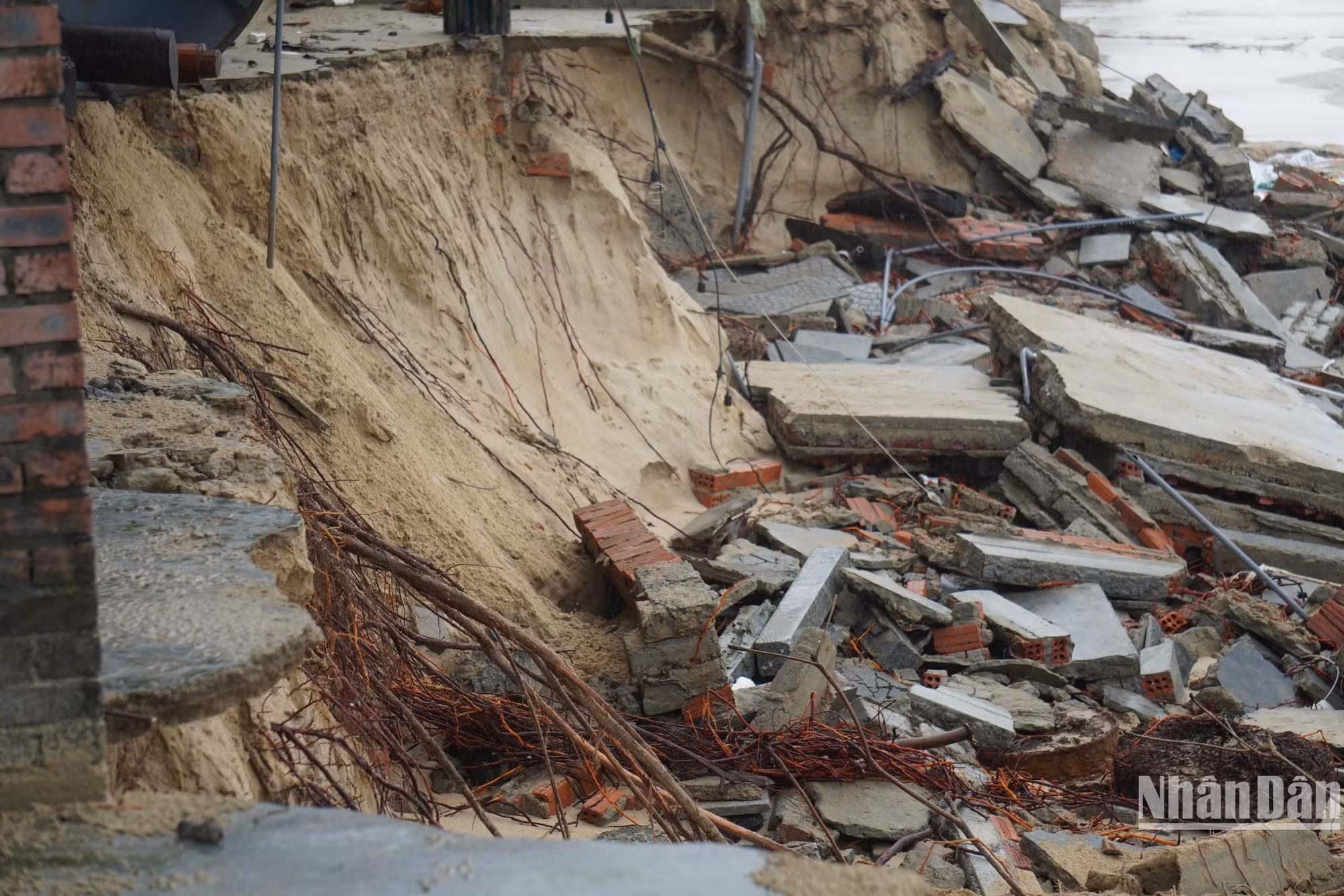 Các bãi biển du lịch Đà Nẵng cho biết, khu vực bãi biển Mỹ Khê bị sóng biển xâm lấn hơn 100m, ăn sâu vào bờ biển từ 15 m-20m, gây bong tróc toàn bộ phần gạch, xi-măng, sắt. (Ảnh: ANH ĐÀO) Các bãi biển du lịch Đà Nẵng cho biết, khu vực bãi biển Mỹ Khê bị sóng biển xâm lấn hơn 100m, ăn sâu vào bờ biển từ 15 m-20m, gây bong tróc toàn bộ phần gạch, xi-măng, sắt. (Ảnh: ANH ĐÀO)