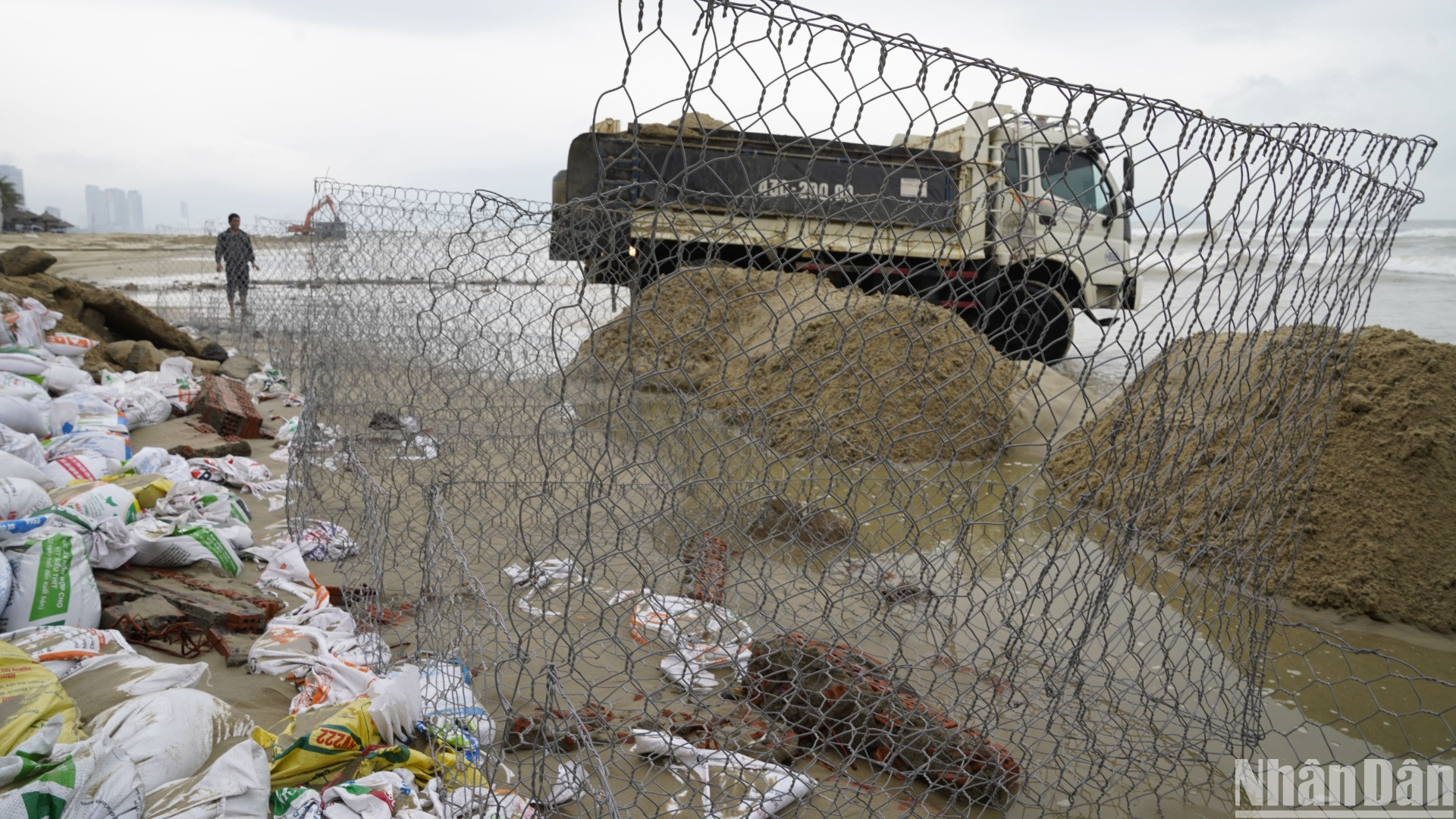 Các giải pháp đưa ra nhằm hạn chế tối đa vùng sóng xoáy sâu khi triều cường dâng cao do ảnh hưởng áp thấp gió mùa. (Ảnh: ANH ĐÀO) Các giải pháp đưa ra nhằm hạn chế tối đa vùng sóng xoáy sâu khi triều cường dâng cao do ảnh hưởng áp thấp gió mùa. (Ảnh: ANH ĐÀO)
