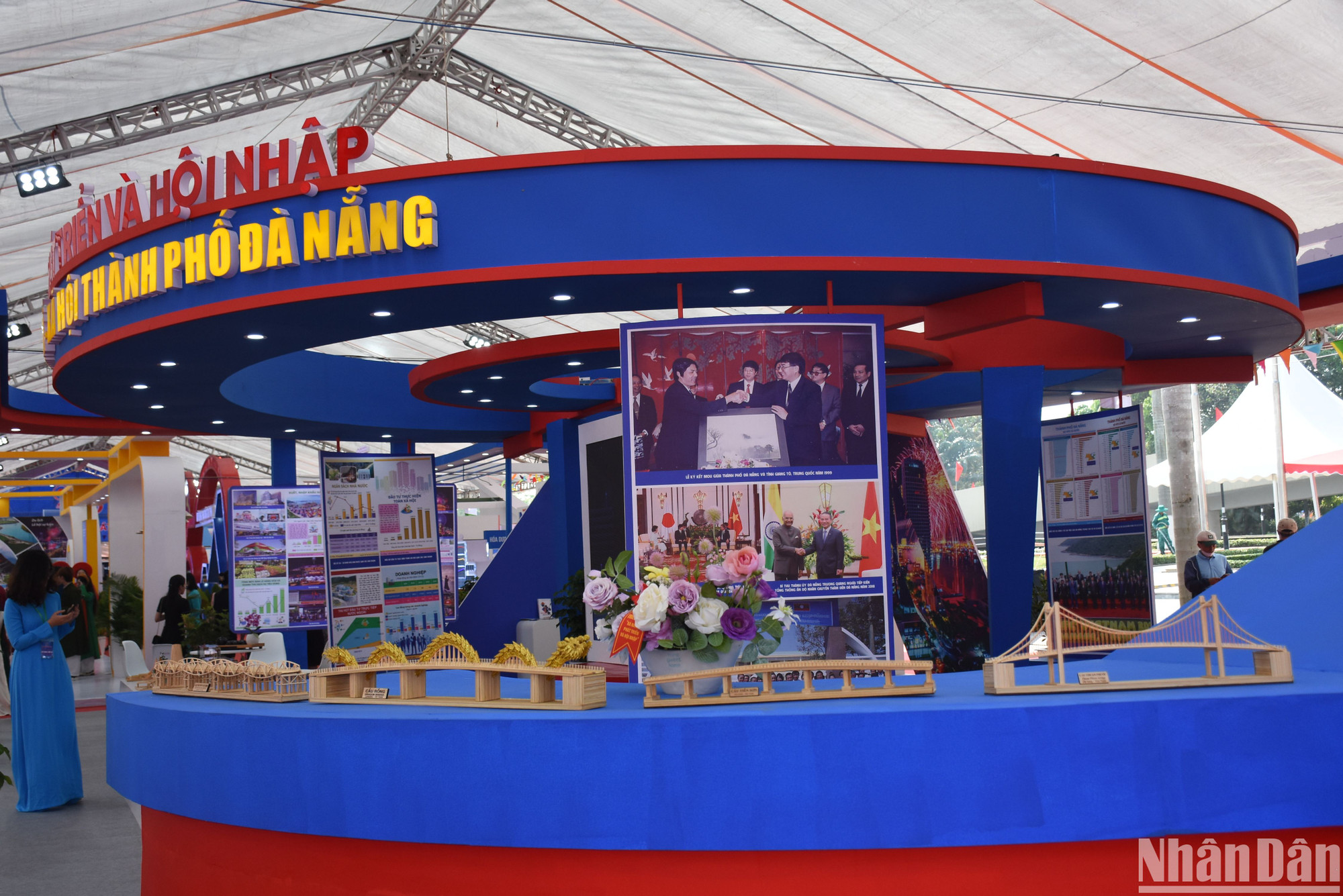 Đà Nẵng nửa thế kỷ dựng xây và phát triển gắn với hình ảnh những cây cầu bắc qua sông Hàn - biểu tượng của thành phố Đà Nẵng. (Ảnh: ANH ĐÀO)