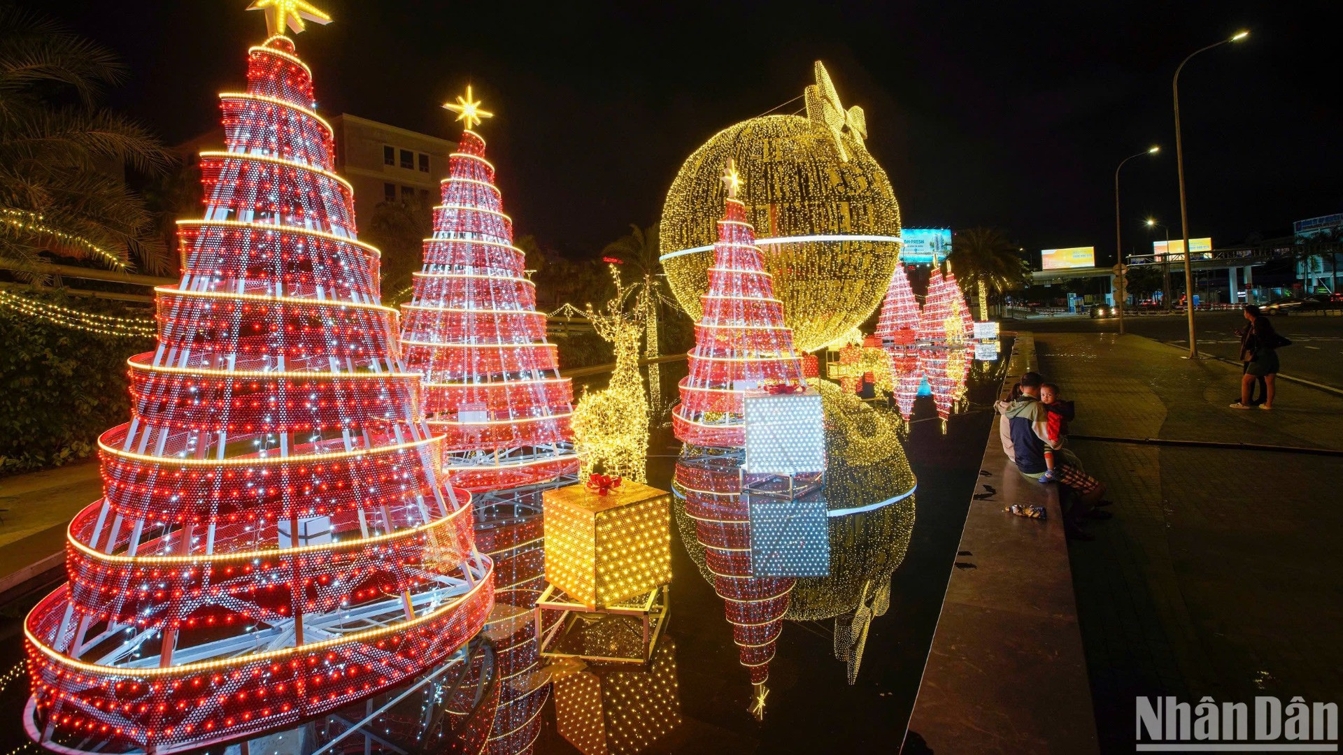 Sự kết hợp tinh tế giữa nghệ thuật trang trí hiện đại, không kém phần gần gũi đã tạo nên một dòng sông ánh sáng tuyệt đẹp. (Ảnh: ANH ĐÀO)