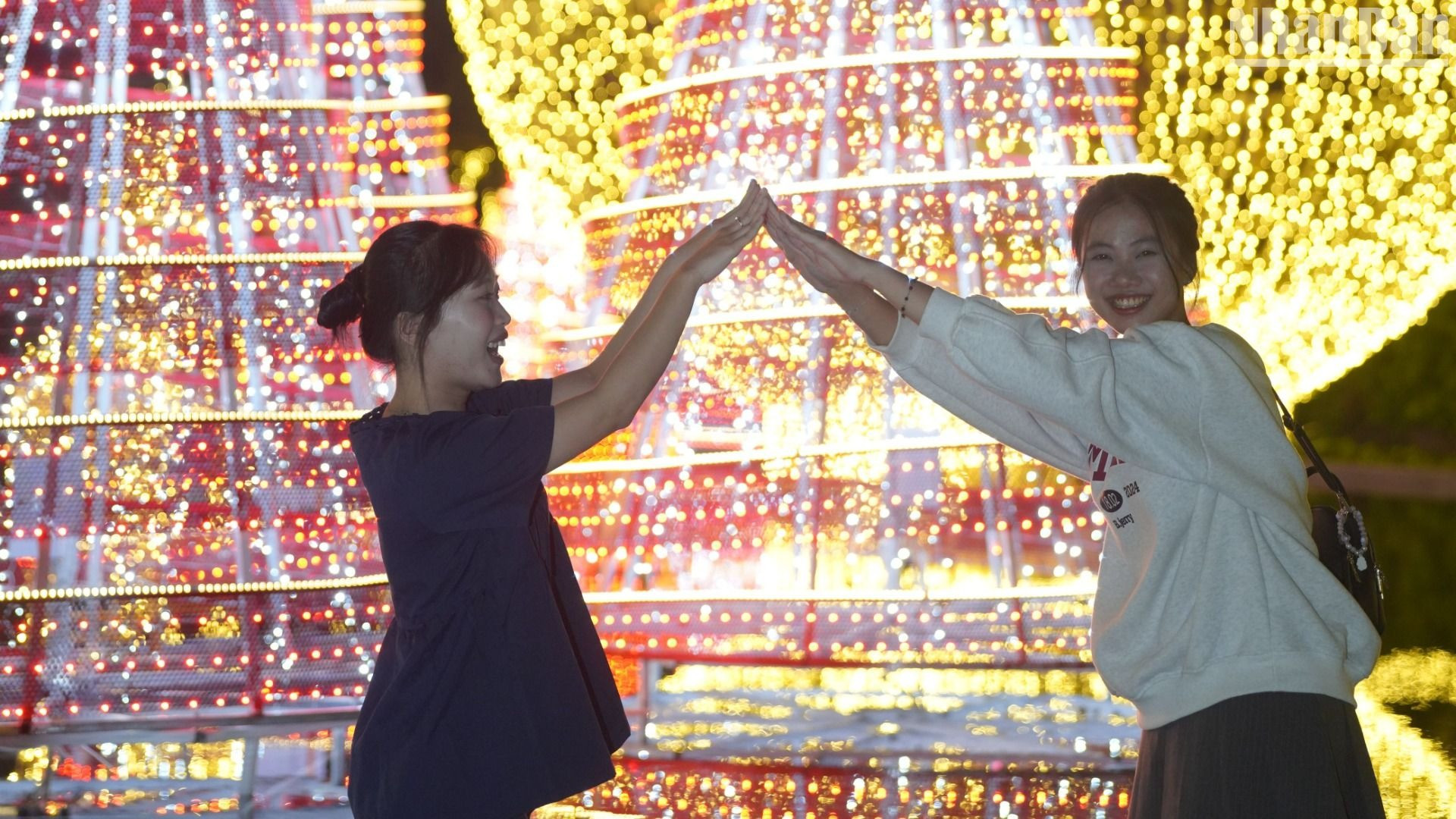 Những khoảnh khắc dễ thương của các bạn trẻ khi đến với cung đường ánh sáng chào đón Giáng sinh tại Sân bay Quốc tế Đà Nẵng. (Ảnh: ANH ĐÀO)