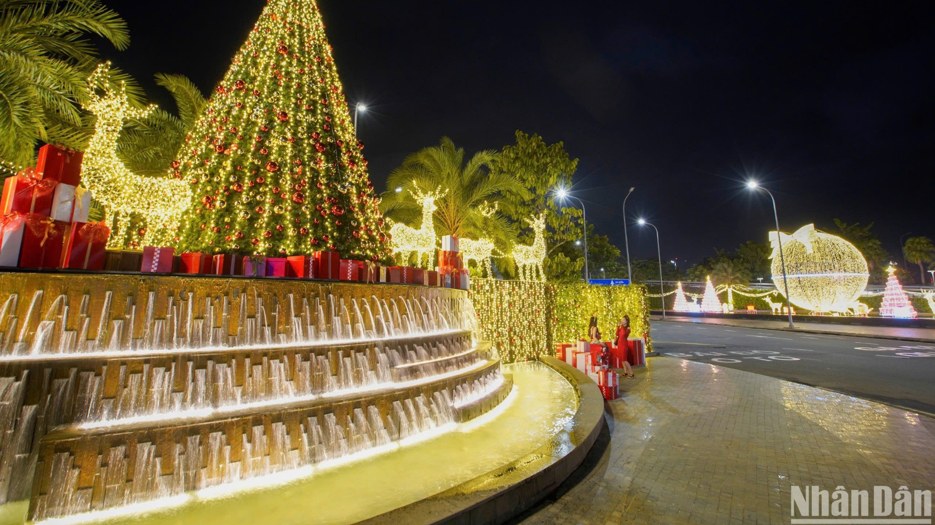 Nhiều bạn trẻ đến đây để ghi lại khoảnh khắc đẹp trong mùa Giáng sinh này. (Ảnh: ANH ĐÀO)