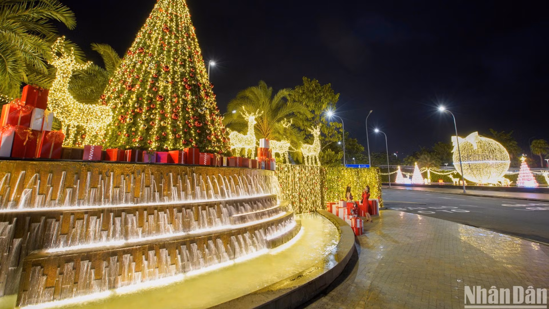 Nhiều bạn trẻ đến đây để ghi lại khoảnh khắc đẹp trong mùa Giáng sinh này. (Ảnh: ANH ĐÀO)