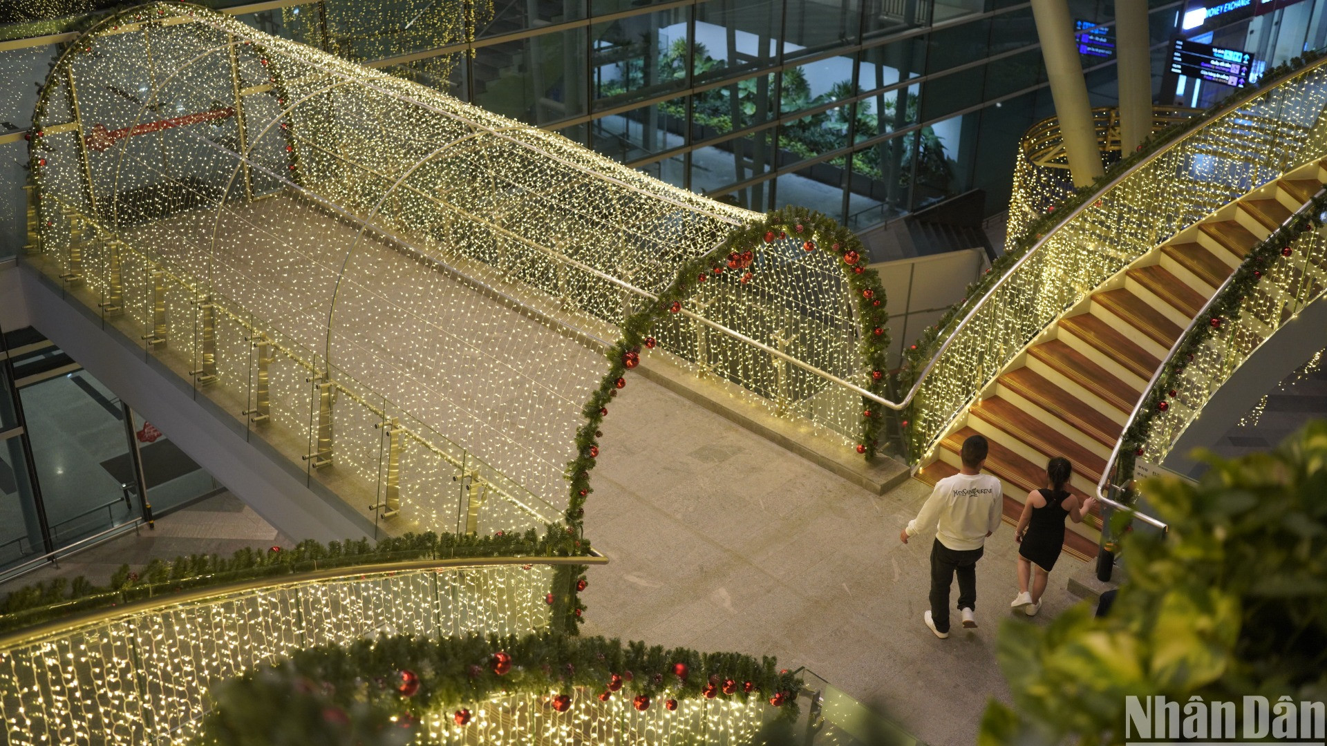 Cung đường ánh sáng tuyệt đẹp tại Nhà ga quốc tế T2 sân bay quốc tế Đà Nẵng. (Ảnh: ANH ĐÀO)