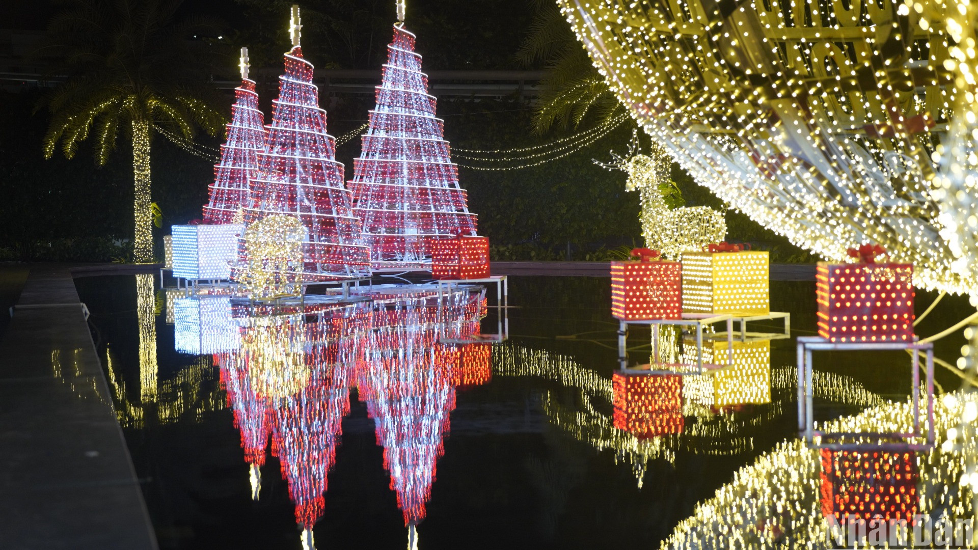 Người dân, du khách bước vào đây cũng bị ấn tượng bởi không khí ngập tràn đậm chất mùa Giáng sinh. Sự kết hợp tinh tế giữa nghệ thuật trang trí hiện đại, không kém phần gần gũi đã tạo nên một dòng sông ánh sáng tuyệt đẹp. (Ảnh: ANH ĐÀO)