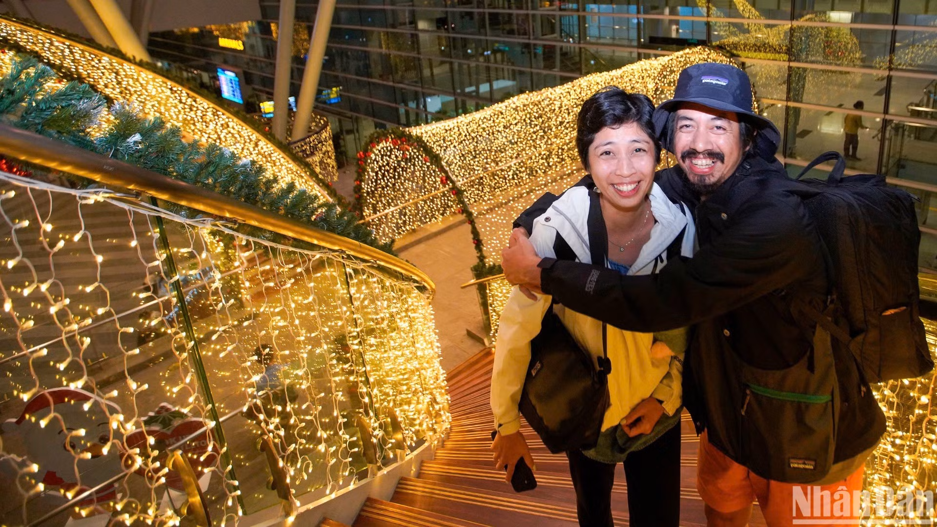 Các điểm check in Giáng sinh sống động tại sân bay Quốc tế Đà Nẵng dành cho du khách và người dân địa phương. (Ảnh: ANH ĐÀO)