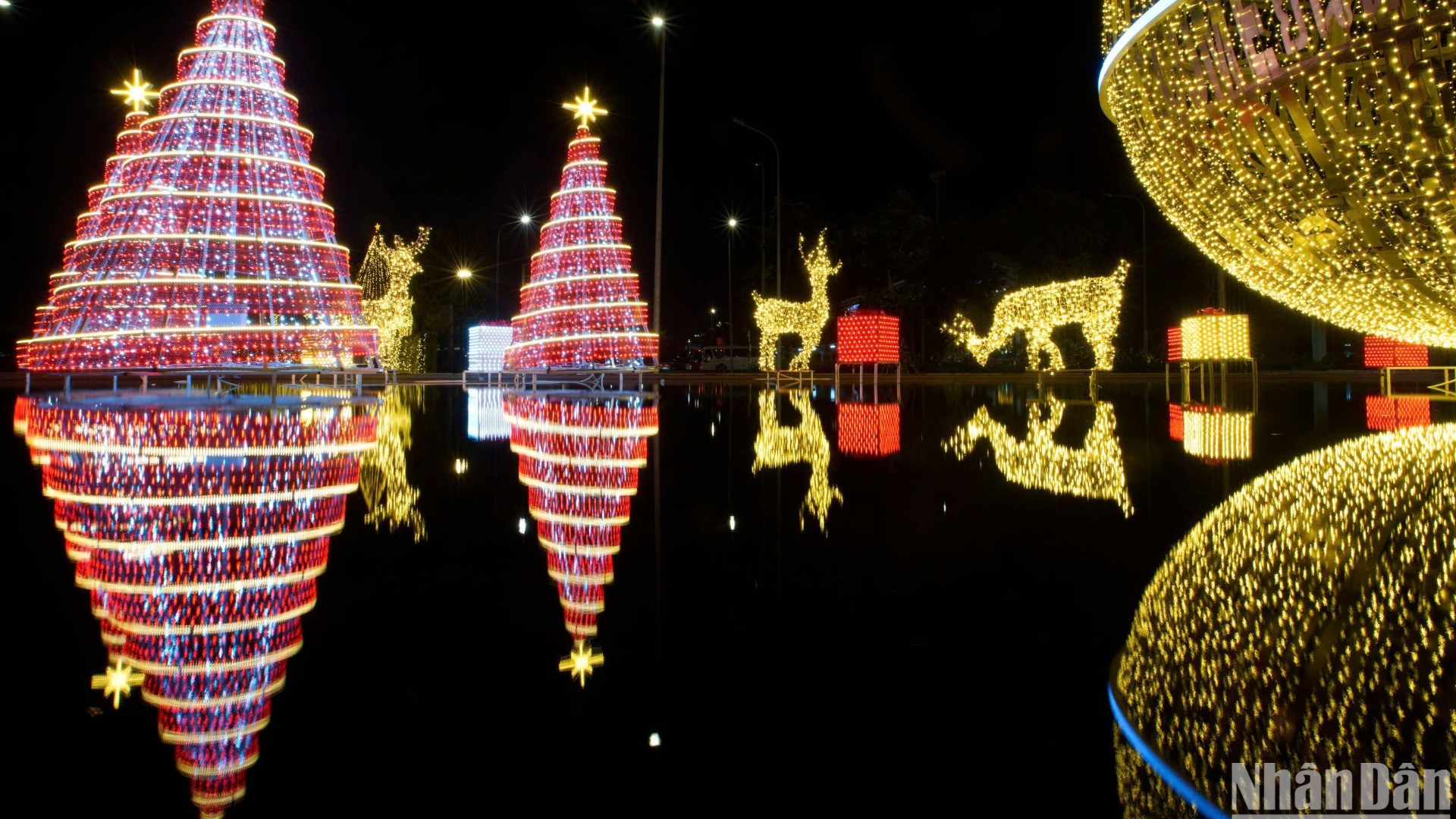 Nhà ga T2 được khoác lên mình một diện mạo lễ hội lung linh, với cây thông khổng lồ đặt trang trọng phía trước, các banner lớn mang màu sắc Giáng sinh, những quả cầu và đường hầm ánh sáng rực rỡ cùng với các tiểu cảnh được thiết kế theo chủ đề lễ hội. Tất cả tạo nên một không gian ấn tượng và những góc chụp hình tuyệt đẹp, mang đến trải nghiệm khó quên cho du khách. (Ảnh: ANH ĐÀO)