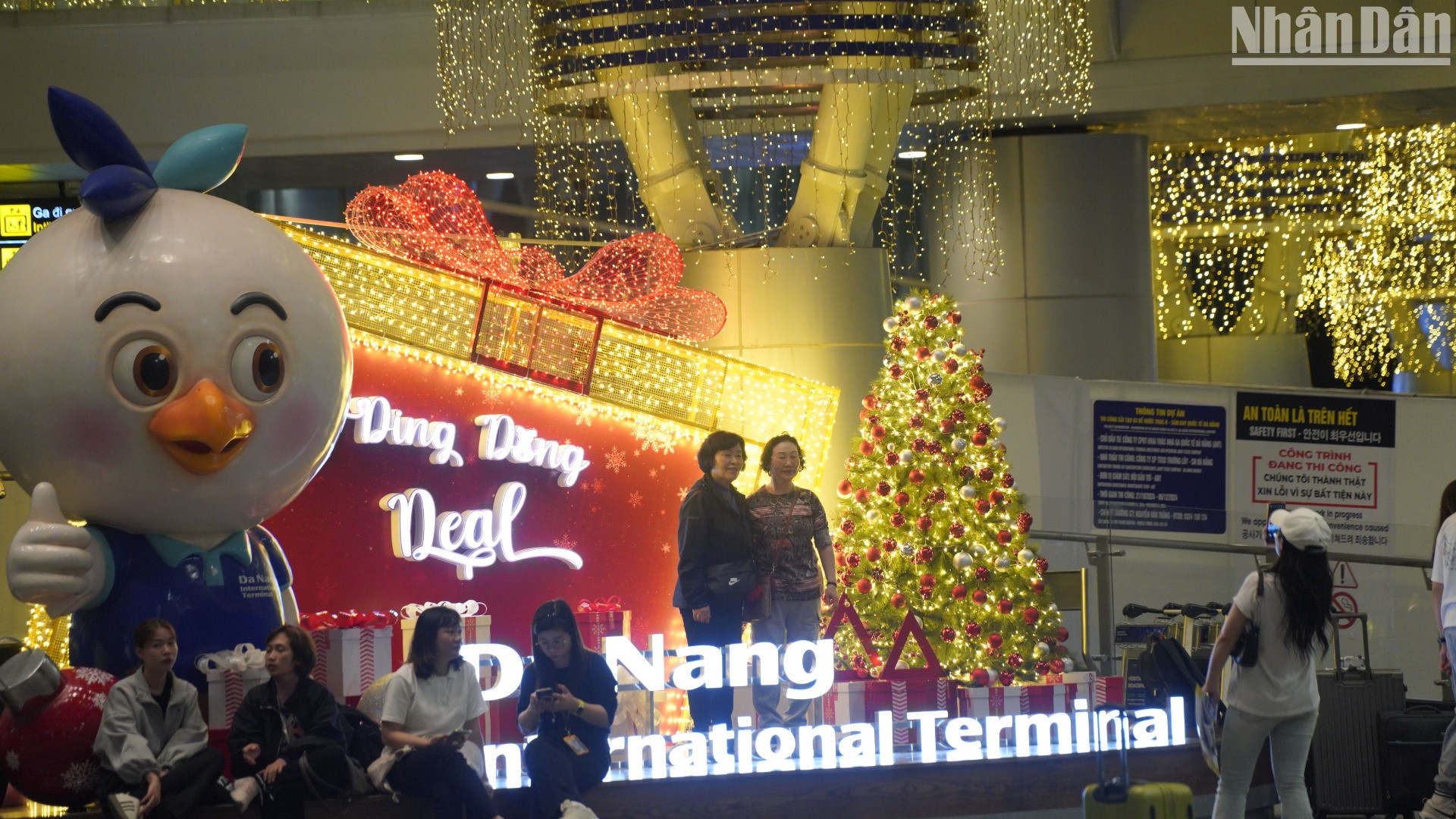 Du khách nước ngoài dừng lại tại các khu vực được trang trí đẹp mắt để chụp ảnh lưu niệm. (Ảnh: ANH ĐÀO)