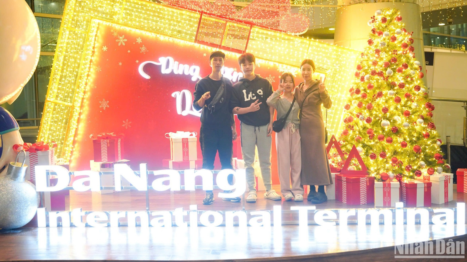 Sân bay Quốc tế Đà Nẵng không chỉ là nơi bắt đầu hành trình khám phá thành phố Đà Nẵng thân thiện, mến khách, xinh đẹp mà còn là nơi tuyệt vời để du khách có những hình ảnh check in Noel đẹp nhất. (Ảnh: ANH ĐÀO)