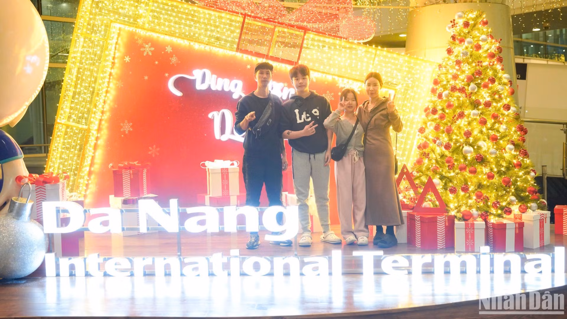 Sân bay Quốc tế Đà Nẵng không chỉ là nơi bắt đầu hành trình khám phá thành phố Đà Nẵng thân thiện, mến khách, xinh đẹp mà còn là nơi tuyệt vời để du khách có những hình ảnh check in Noel đẹp nhất. (Ảnh: ANH ĐÀO)